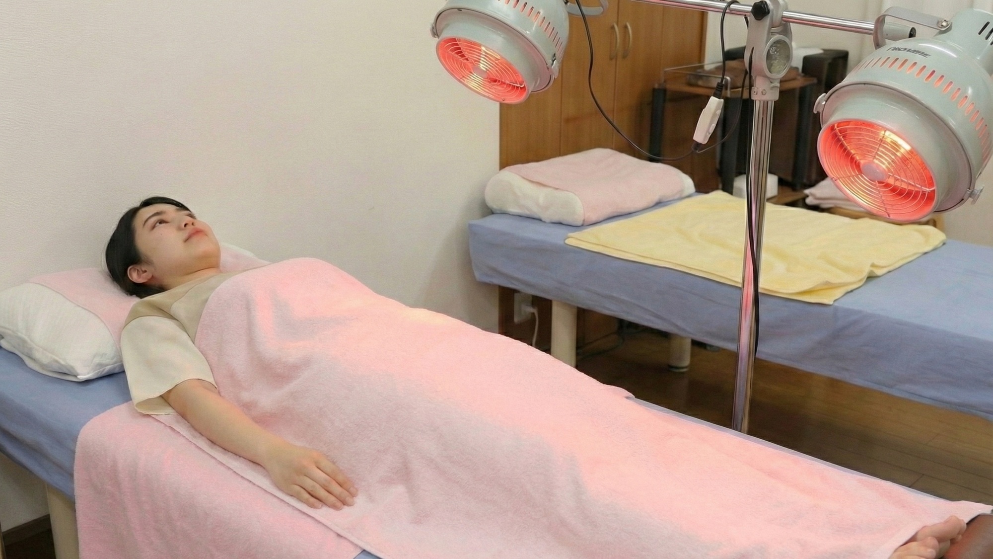 ・【赤外線治療器】赤外線により皮膚表面の浅い層に達して温めます。断食中の冷え、抹消循環の改善が期待