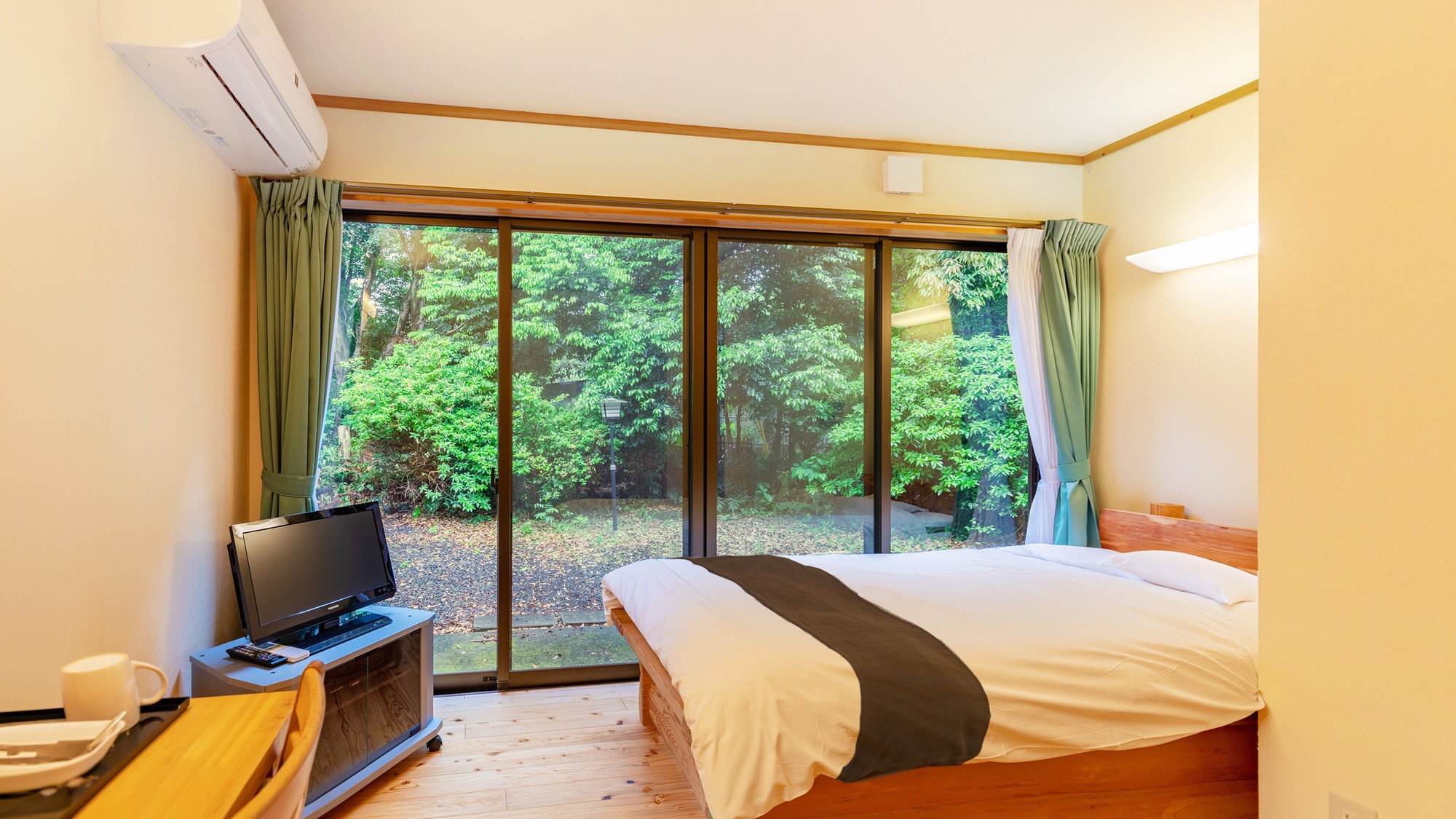 ・【百年杉館／シングル洋室】天城山の百年杉で建てられた百年杉館（本館）1階または2階の客室です