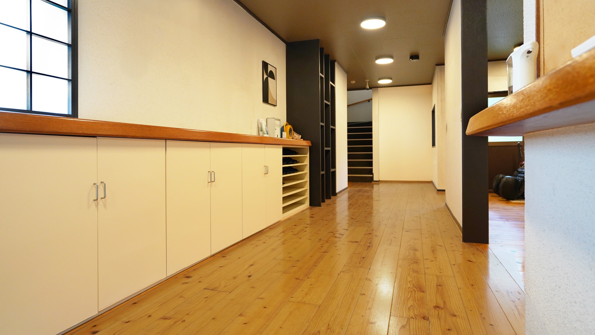 ・【創業館】明るく広々としたエントランス。創業館にはマッサージルームや面談室がございます