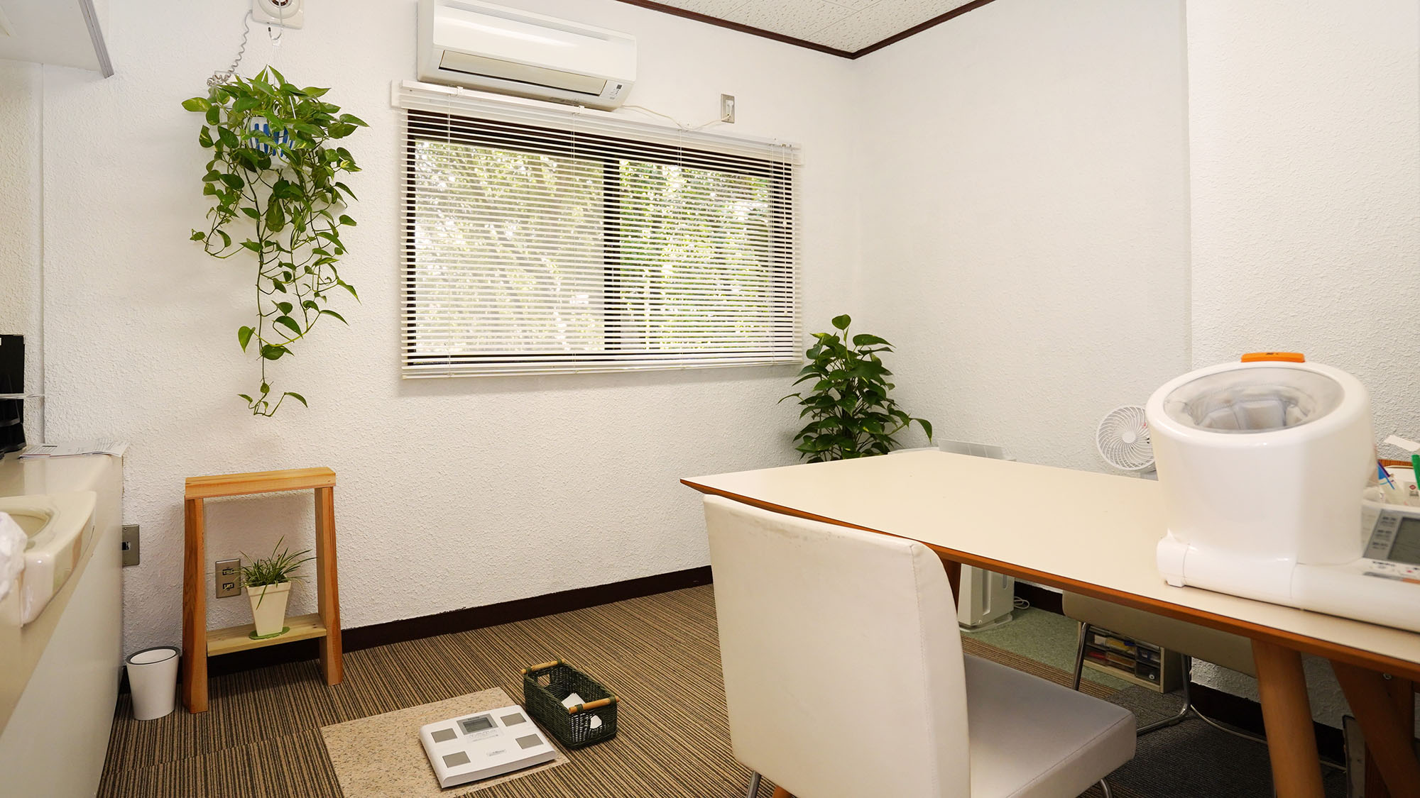 ・【面談室】チェックイン後に体調や体質に合わせたファスティングを行うための身体計測などを行います