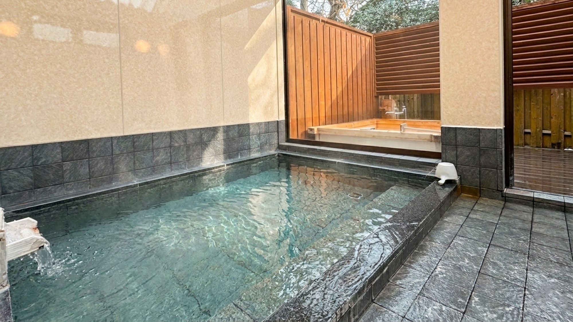 ・【露天風呂】天然温泉の名湯「伊東温泉」の湯を利用しています。日常の疲れを温泉でも癒してください