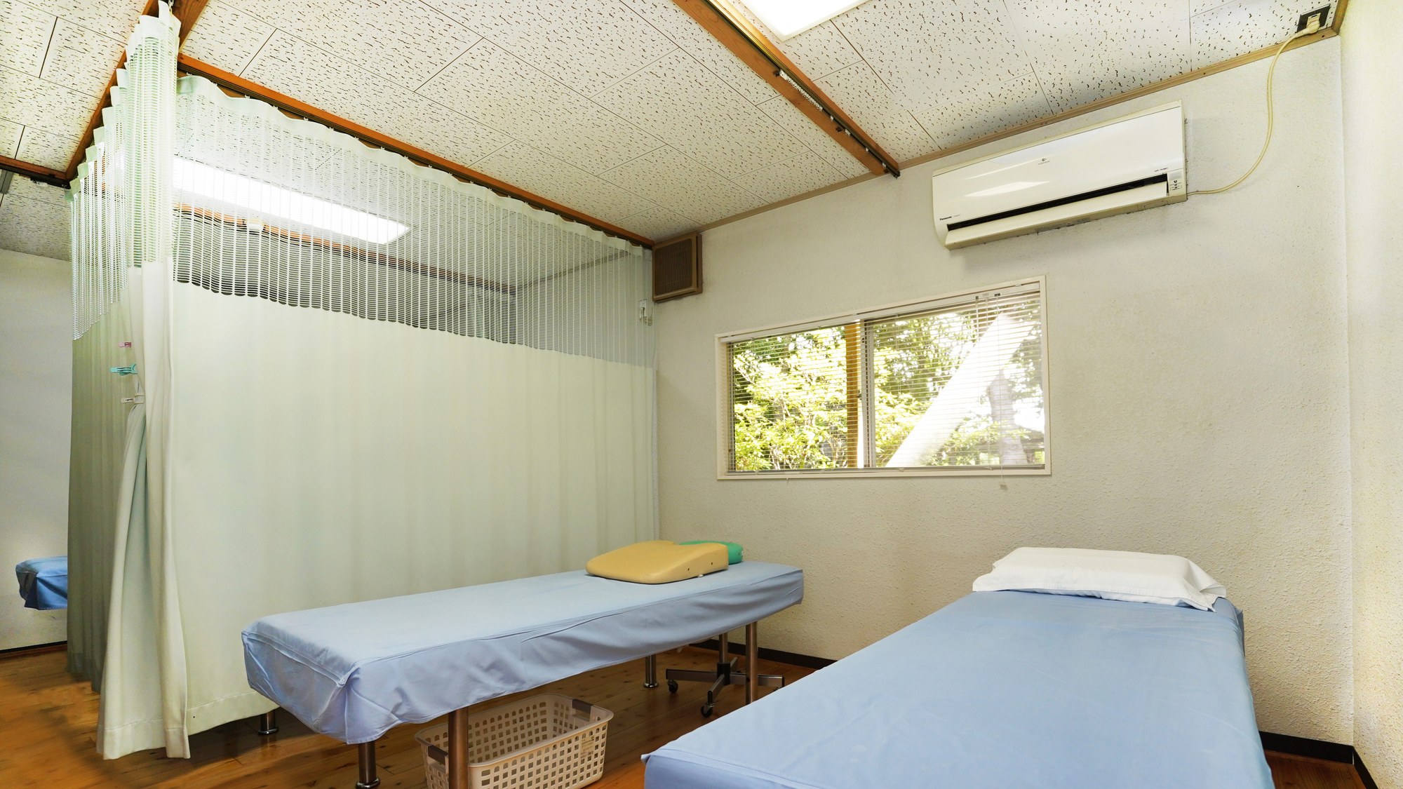 ・【マッサージルーム】日々の身体の疲れを癒す施術を行います。お気軽にお越しください