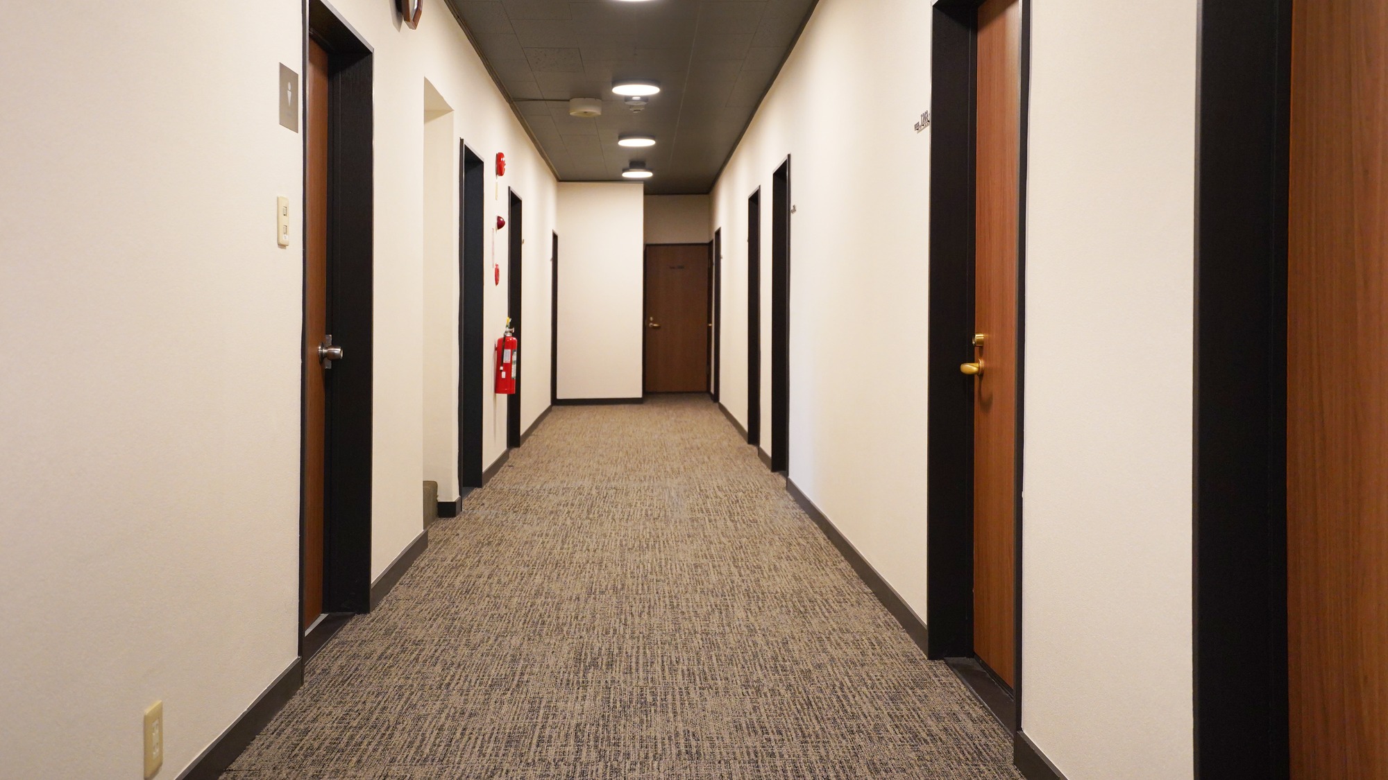 ・【創業館】2F 廊下。足音が気にならない床で快適に滞在していただけます