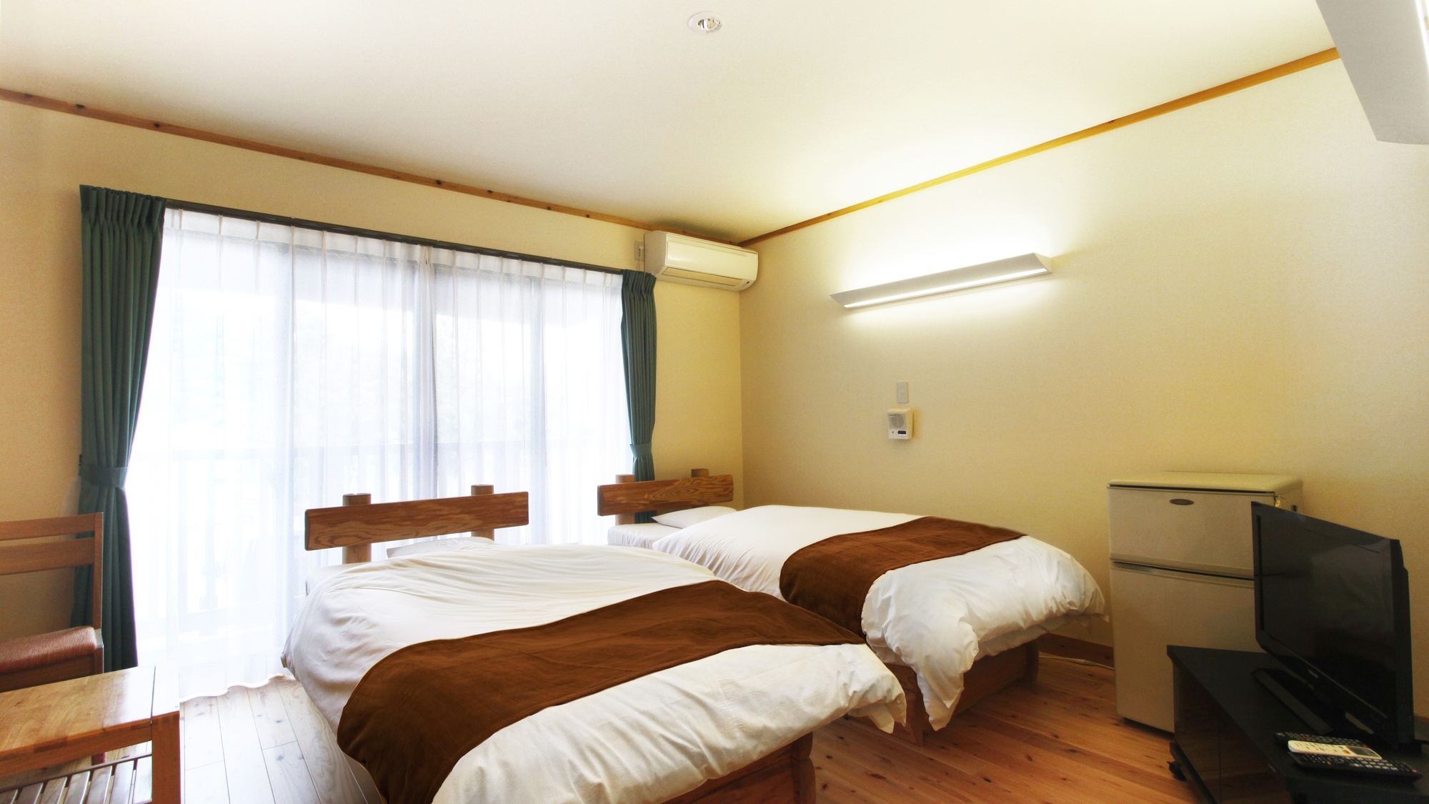 ・【百年杉館／ツイン洋室E】1名様でのご利用も可能です。ベッド2台、ライティングデスク、冷蔵庫を完備