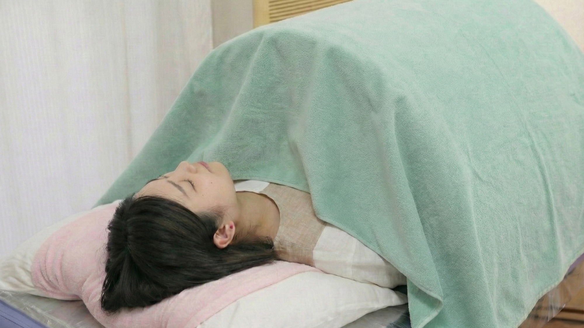 ・【遠赤外線ドームサウナ】ドーム内の有機質の炭から放射される遠赤外線が体の深部に達して温めます