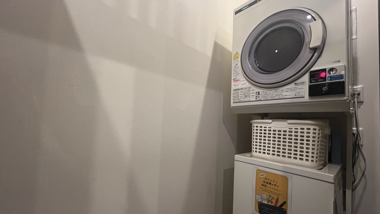 ●共用コインランドリー２台（１F）　洗濯機200円／回・乾燥機100円／30分