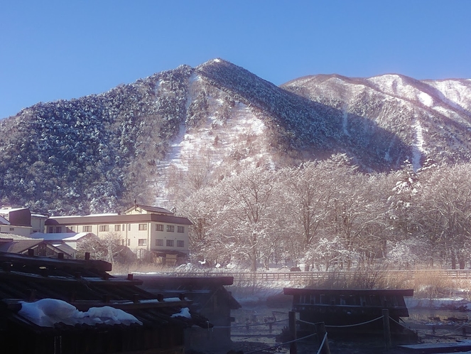 源泉からのスパビレッジカマヤと雪の山々