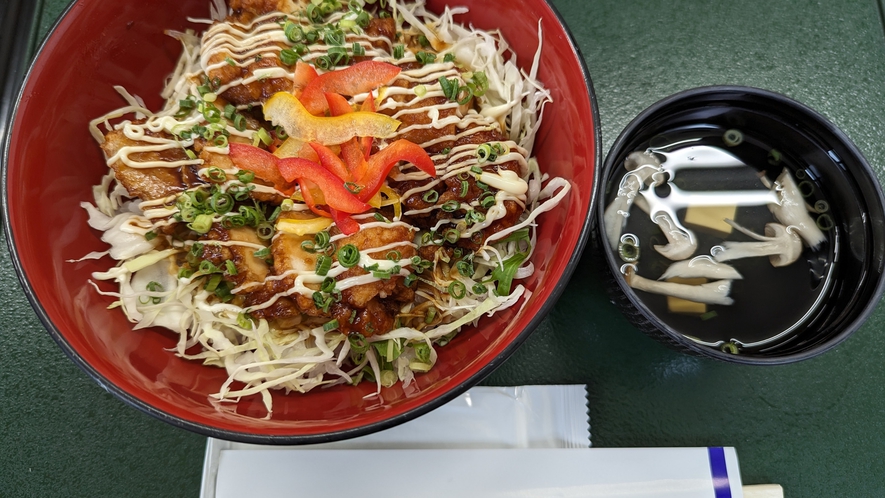 【2食付：日替わり丼】時間をかけずにさっと手軽に食べれる！一品で満足度も栄養価も高い当館のどんぶり♪