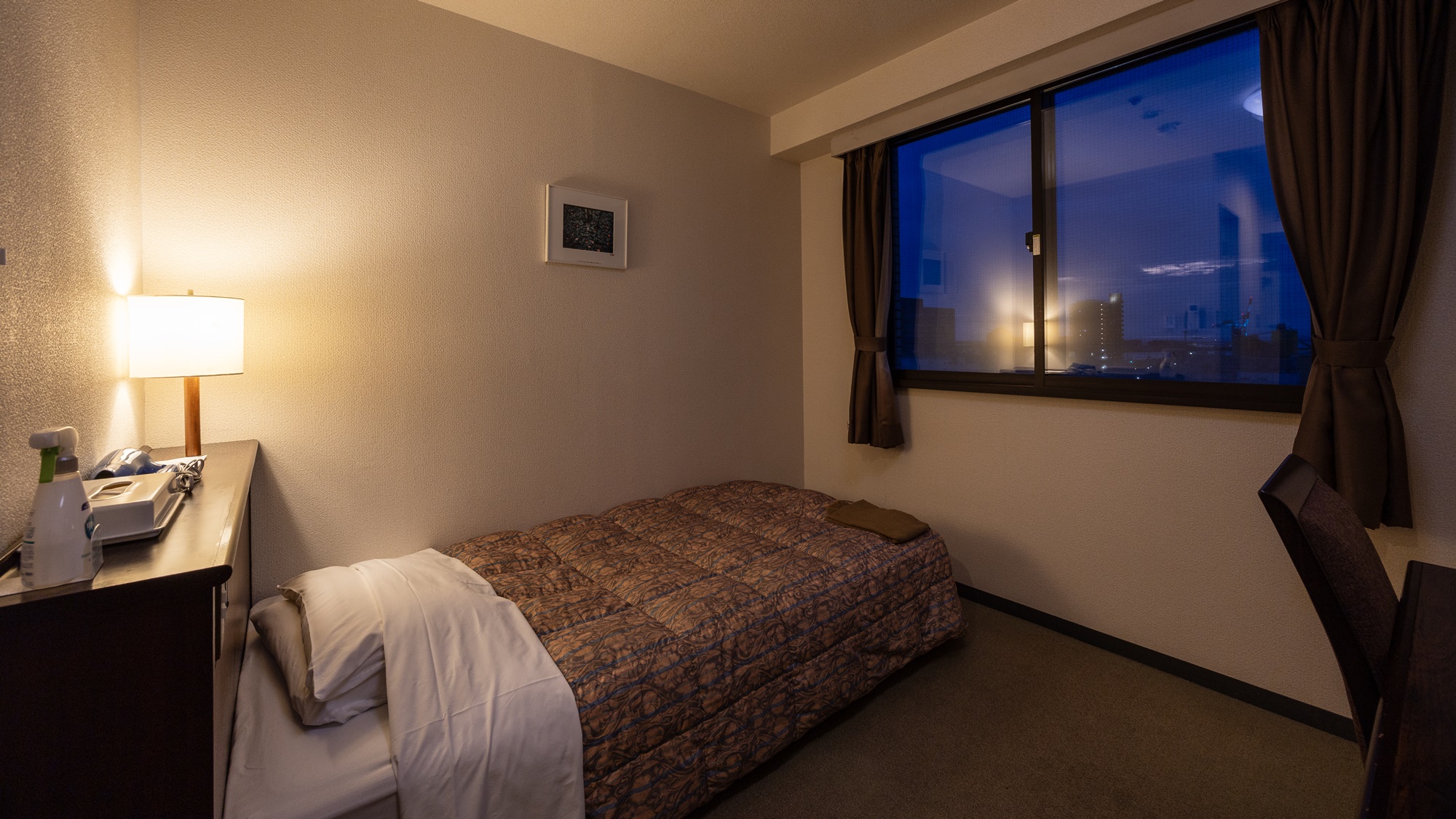 【シングルルーム】14㎡、Wi-Fi完備、調光付照明、有料VOD有、TV32インチ