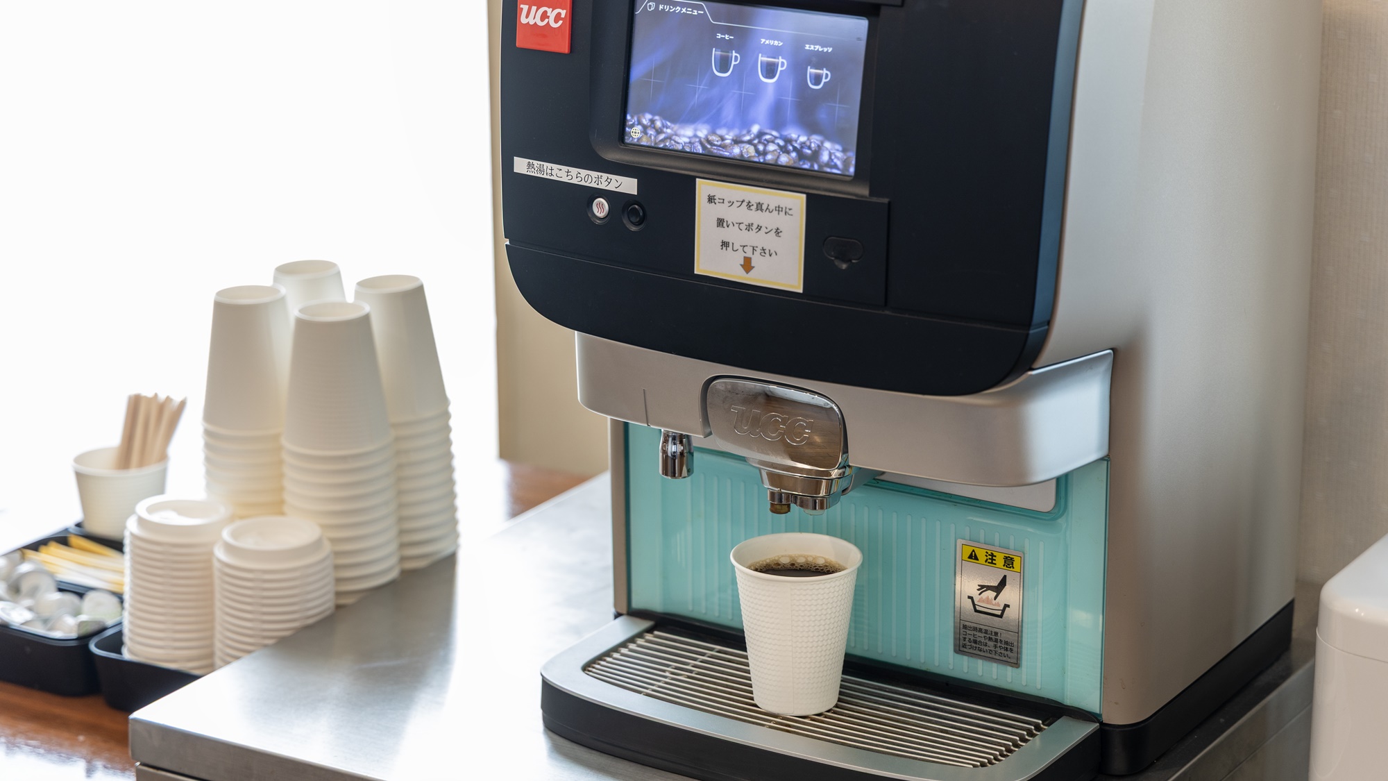 【コーヒーサービス】挽きたての香りとともに、ホッとひと息。ご宿泊者様限定・嬉しい無料サービス。