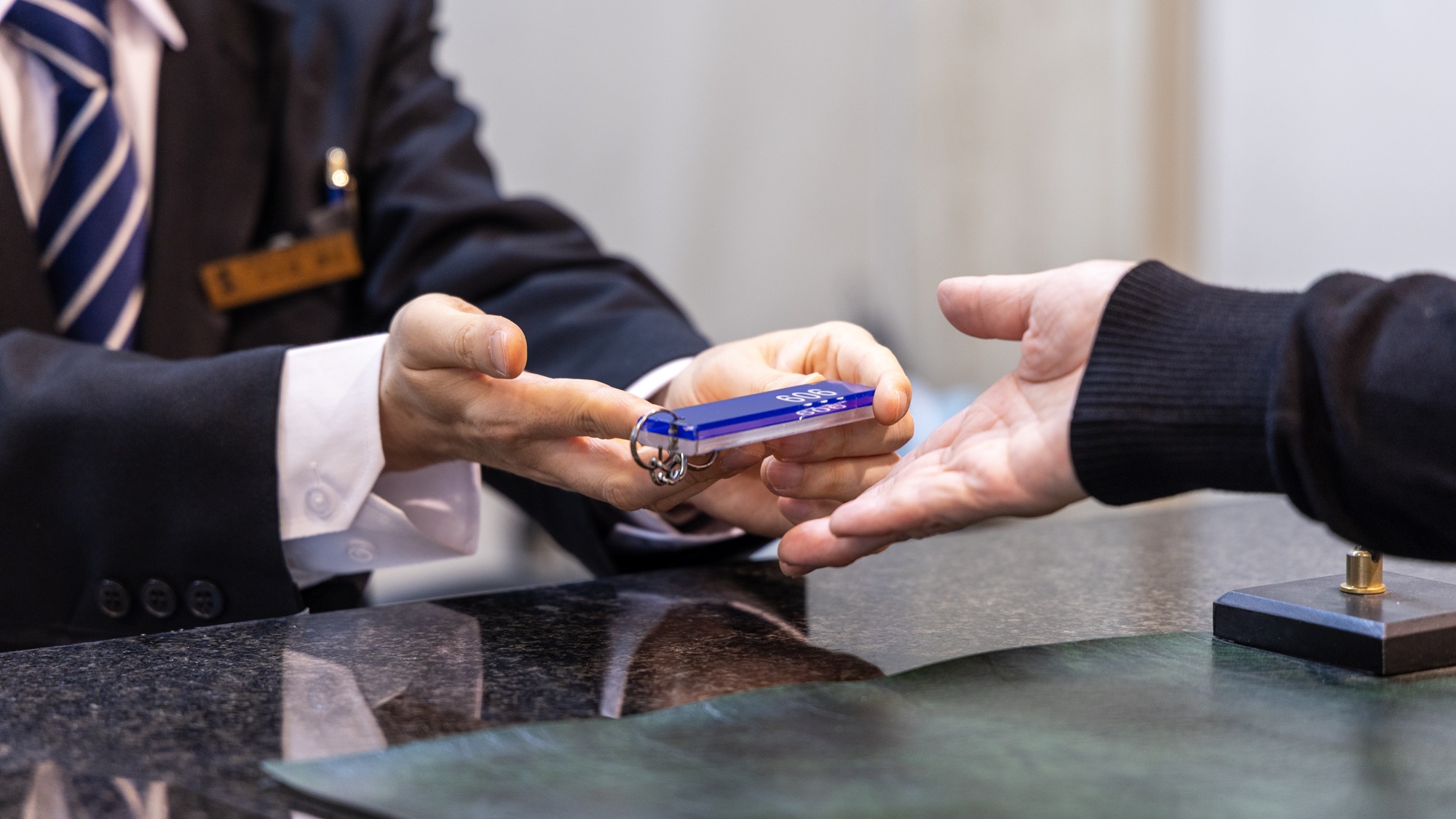 【チェックイン】お疲れさまでした。ルームキーと一緒に、快適な滞在のスタートをお届けします。