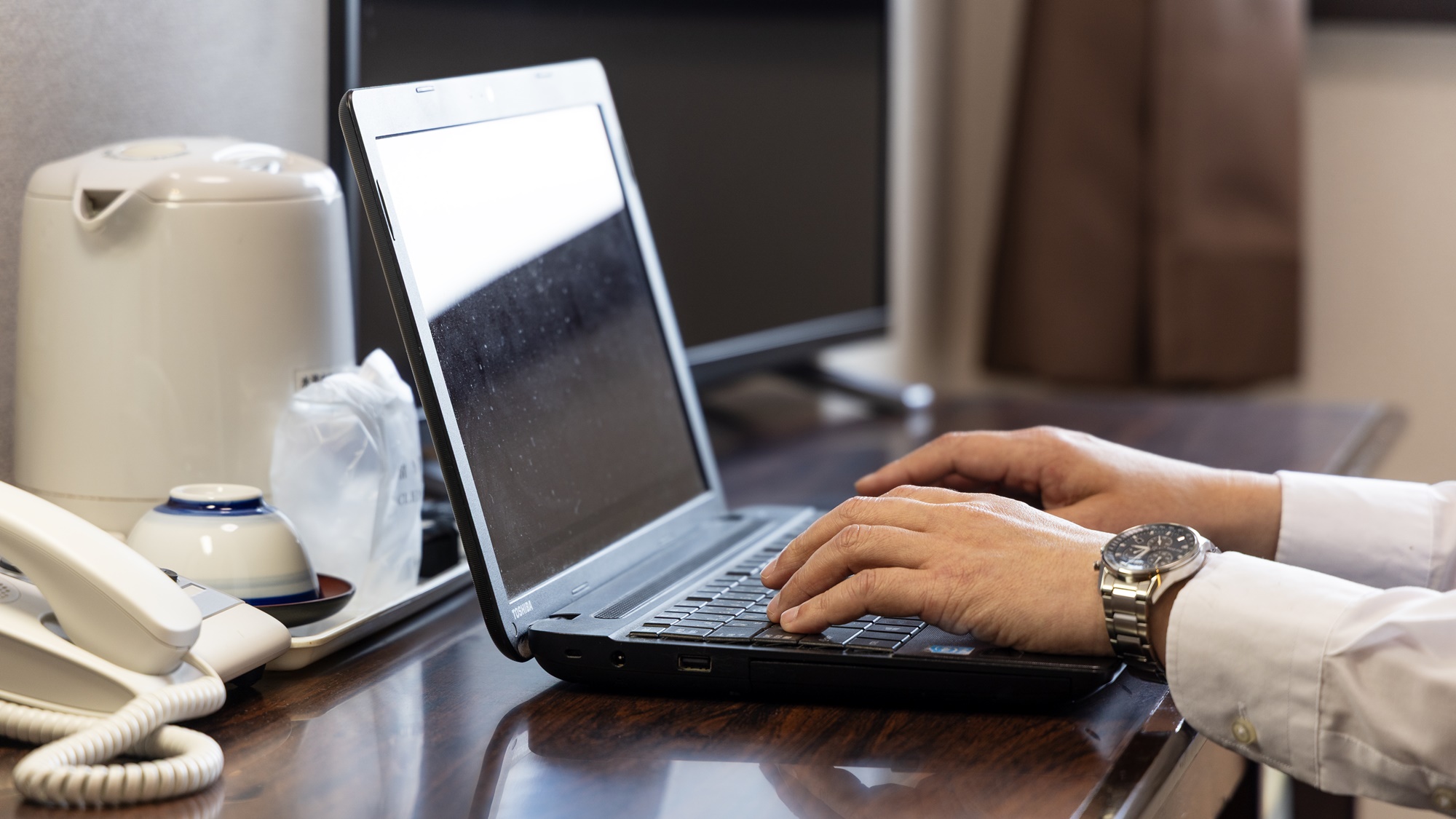 客室デスクは簡単なPC作業もストレスなくできる広さです。Wi-Fiもご利用ください。