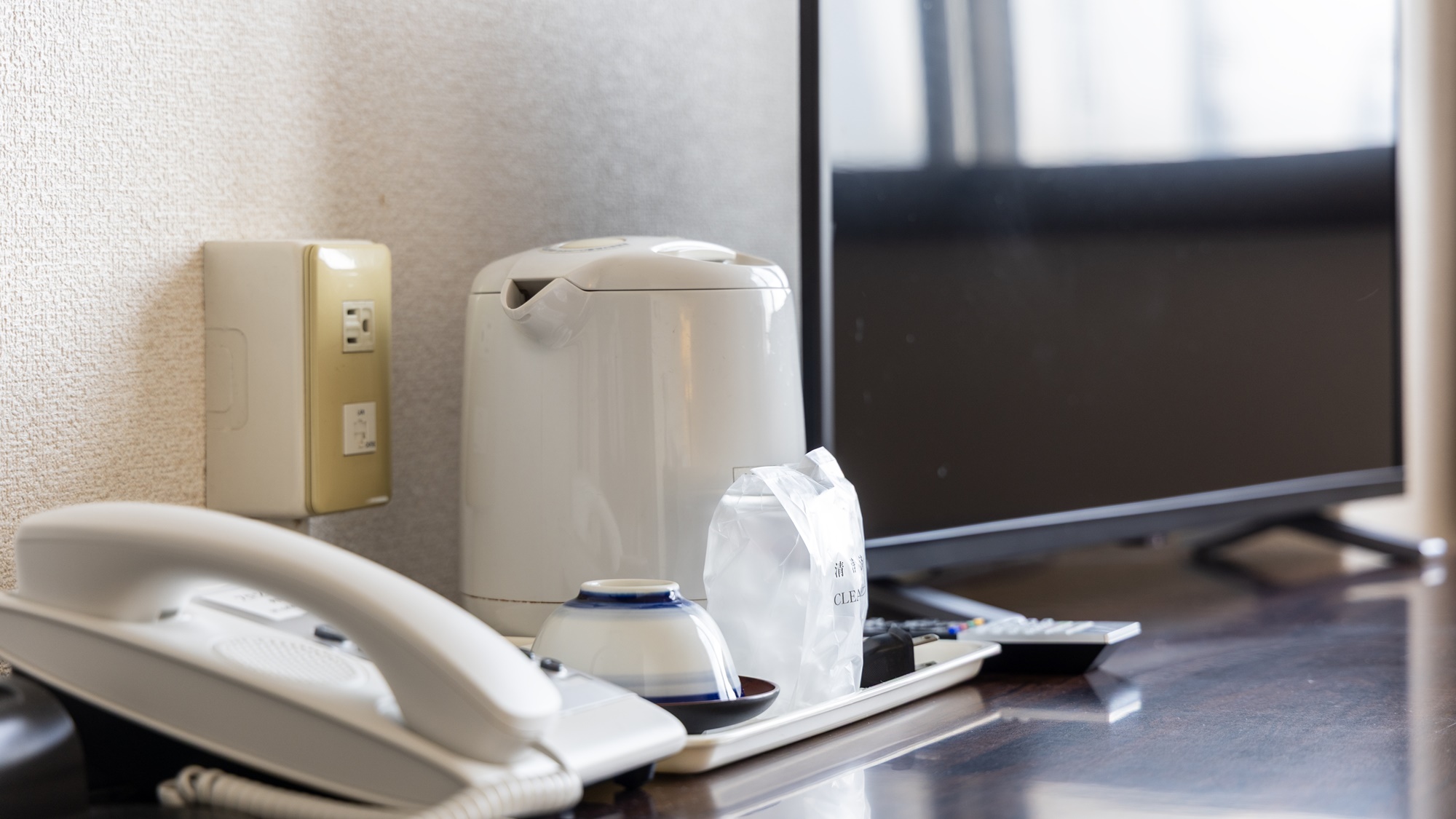 客室デスクにはポットや湯呑、グラスをご用意しています。