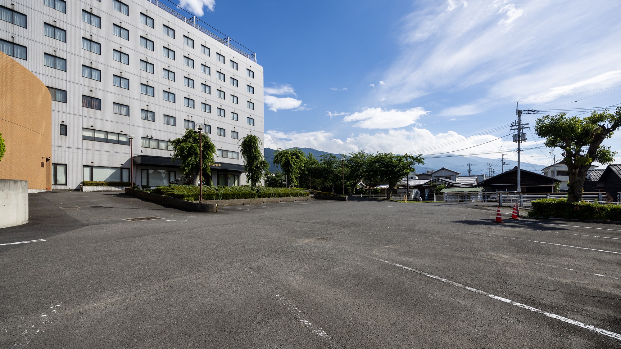 【駐車場】平面で停めやすい！100台以上駐車可能な無料駐車場を完備（大型車・バイクもOK）