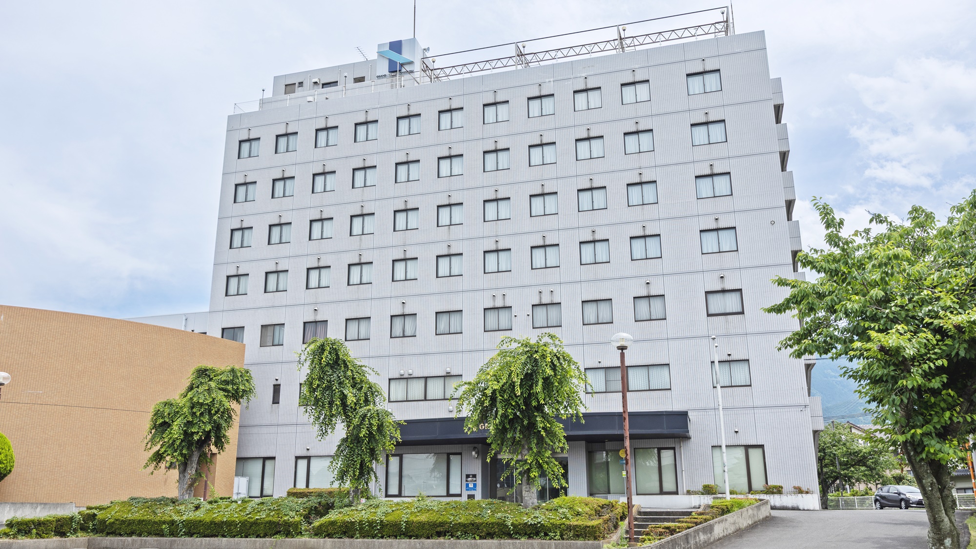 【ホテル外観】四国中央ICから車で約10分。アクセス便利なロケーションで、ビジネスにも観光にも◎