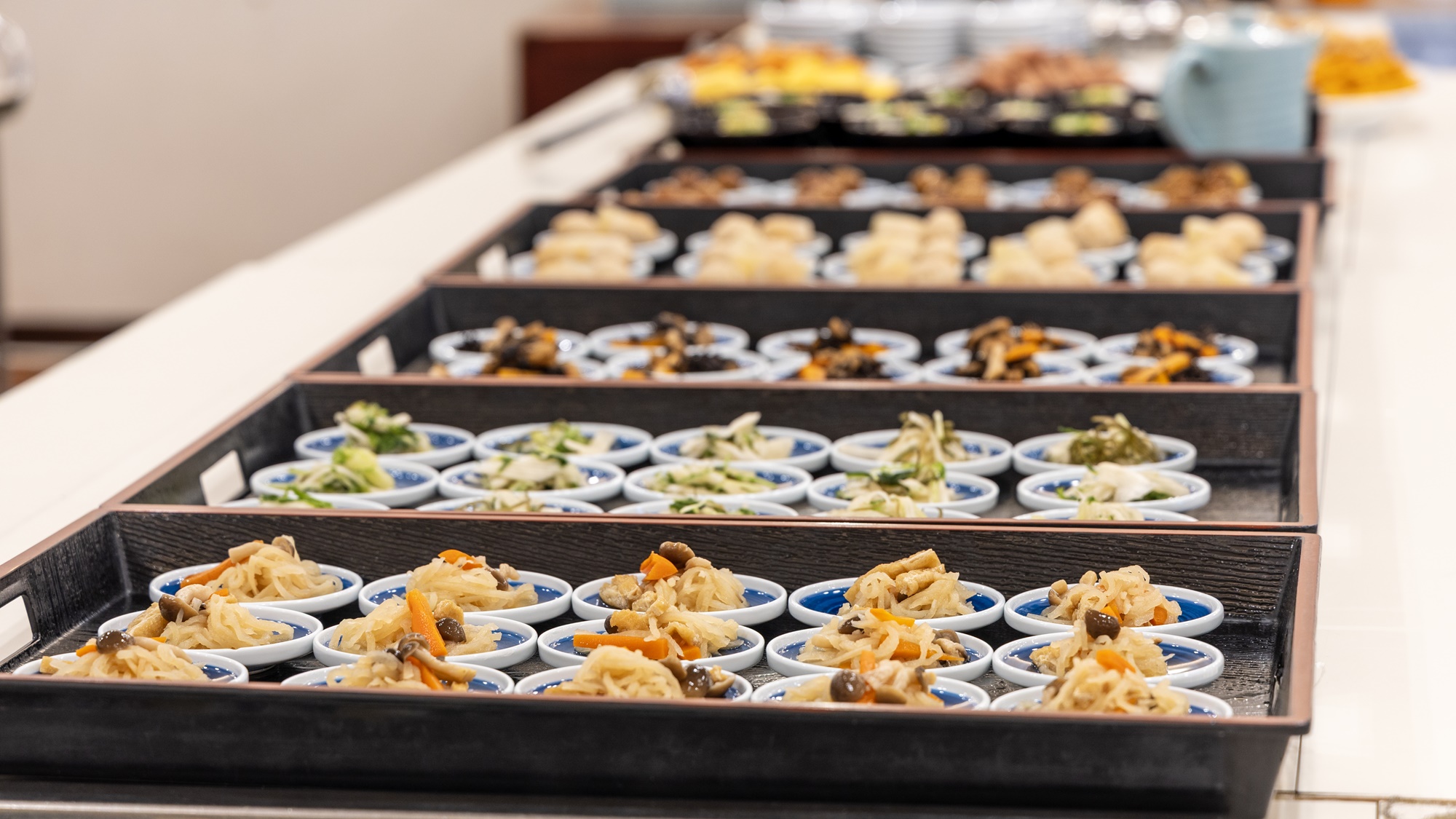 【朝食・小鉢バイキング】目にもおいしいたくさんの小鉢料理。