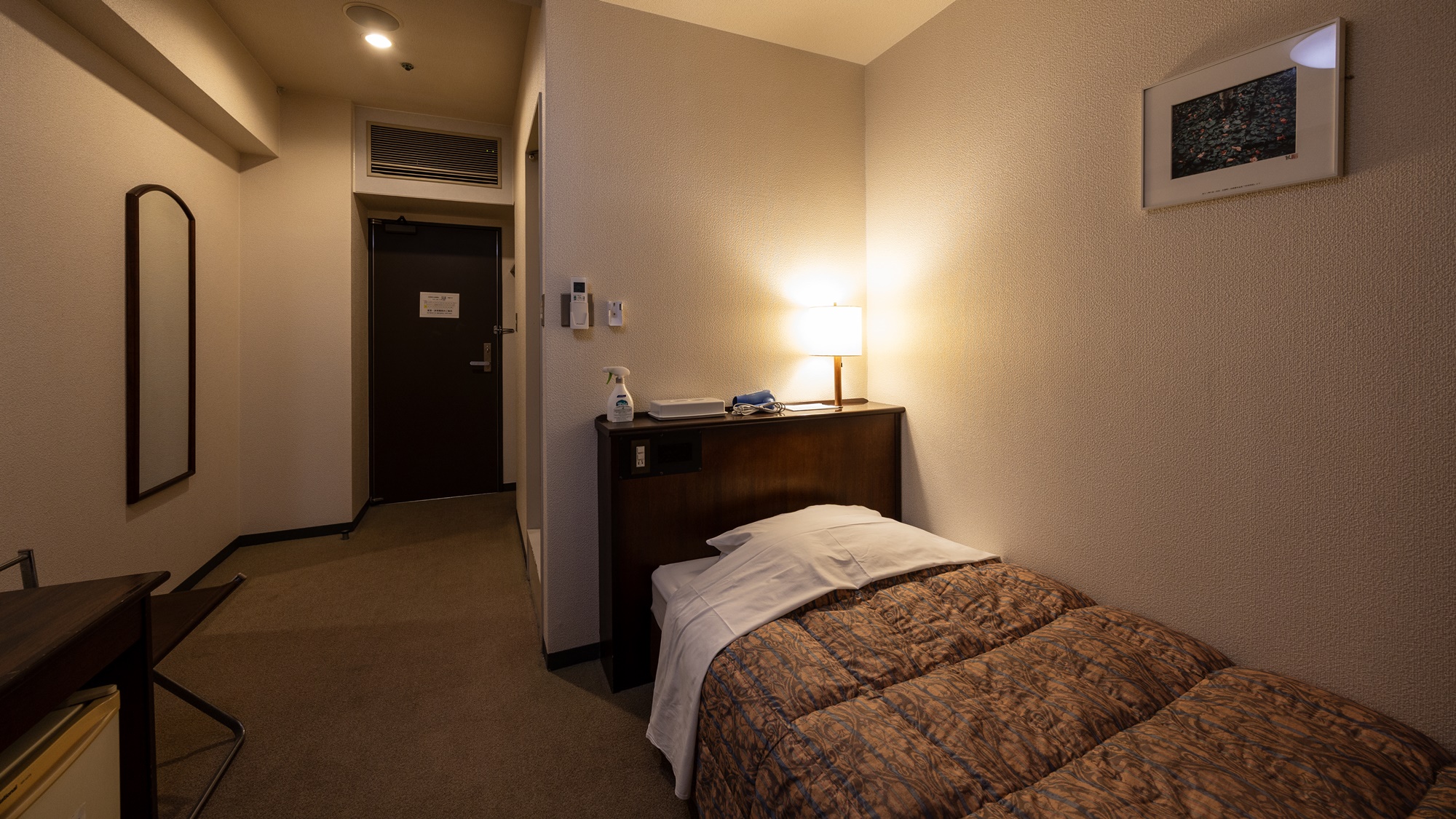 【シングルルーム】14㎡、Wi-Fi完備、調光付照明、有料VOD有、TV32インチ