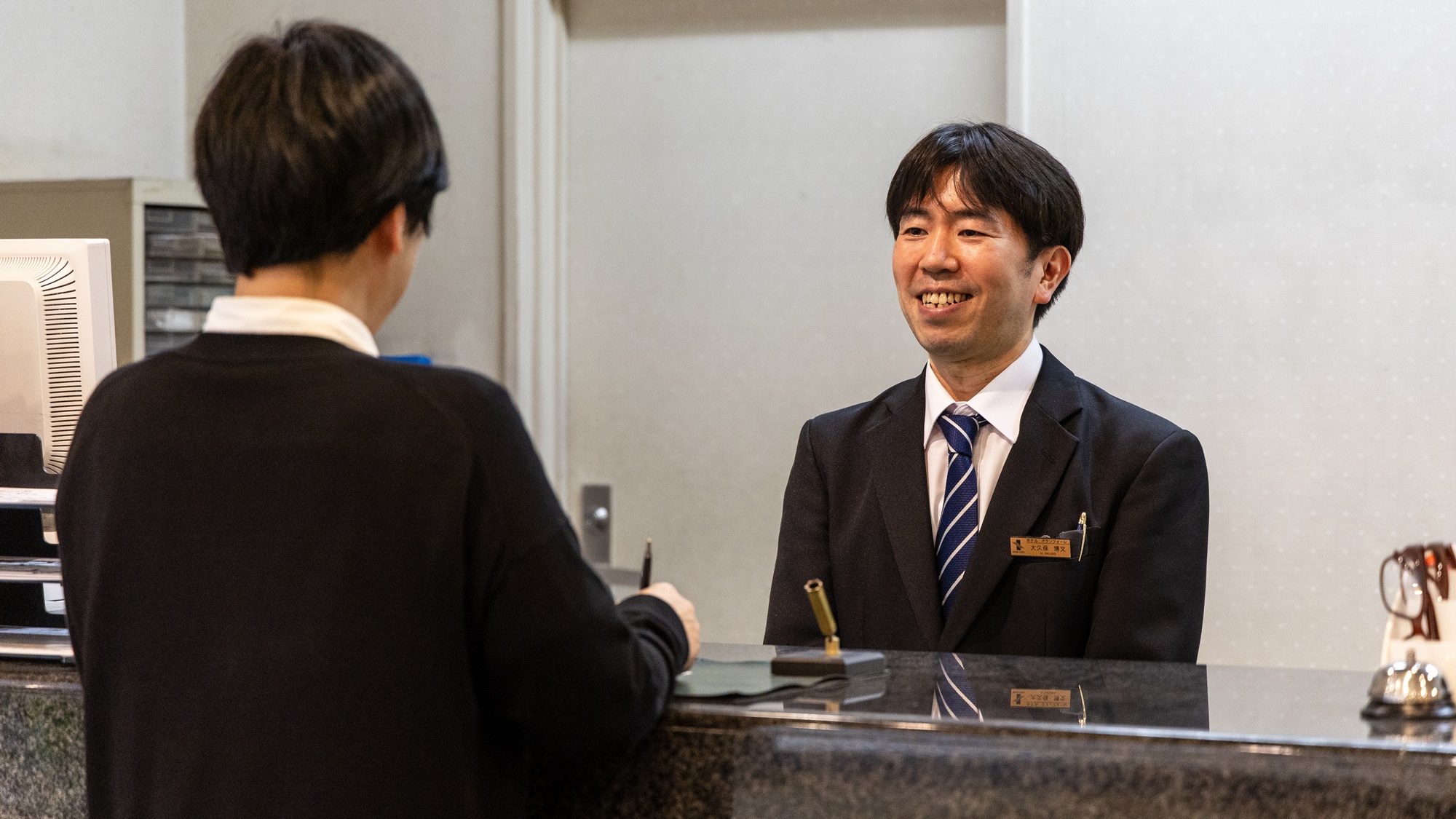 【フロント】笑顔でお迎え。丁寧＆親切がモットーのスタッフが、快適な滞在をサポート