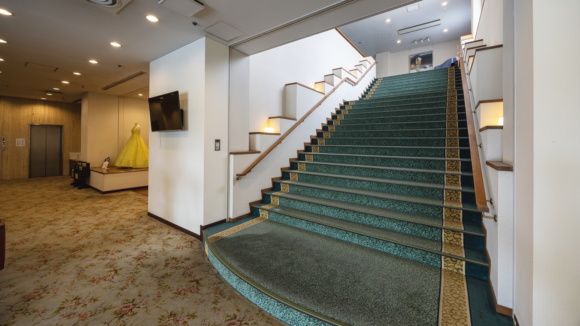 【館内・宴会場への階段】館内には大小さまざまな宴会場が。会議やご会食にもご利用ください。