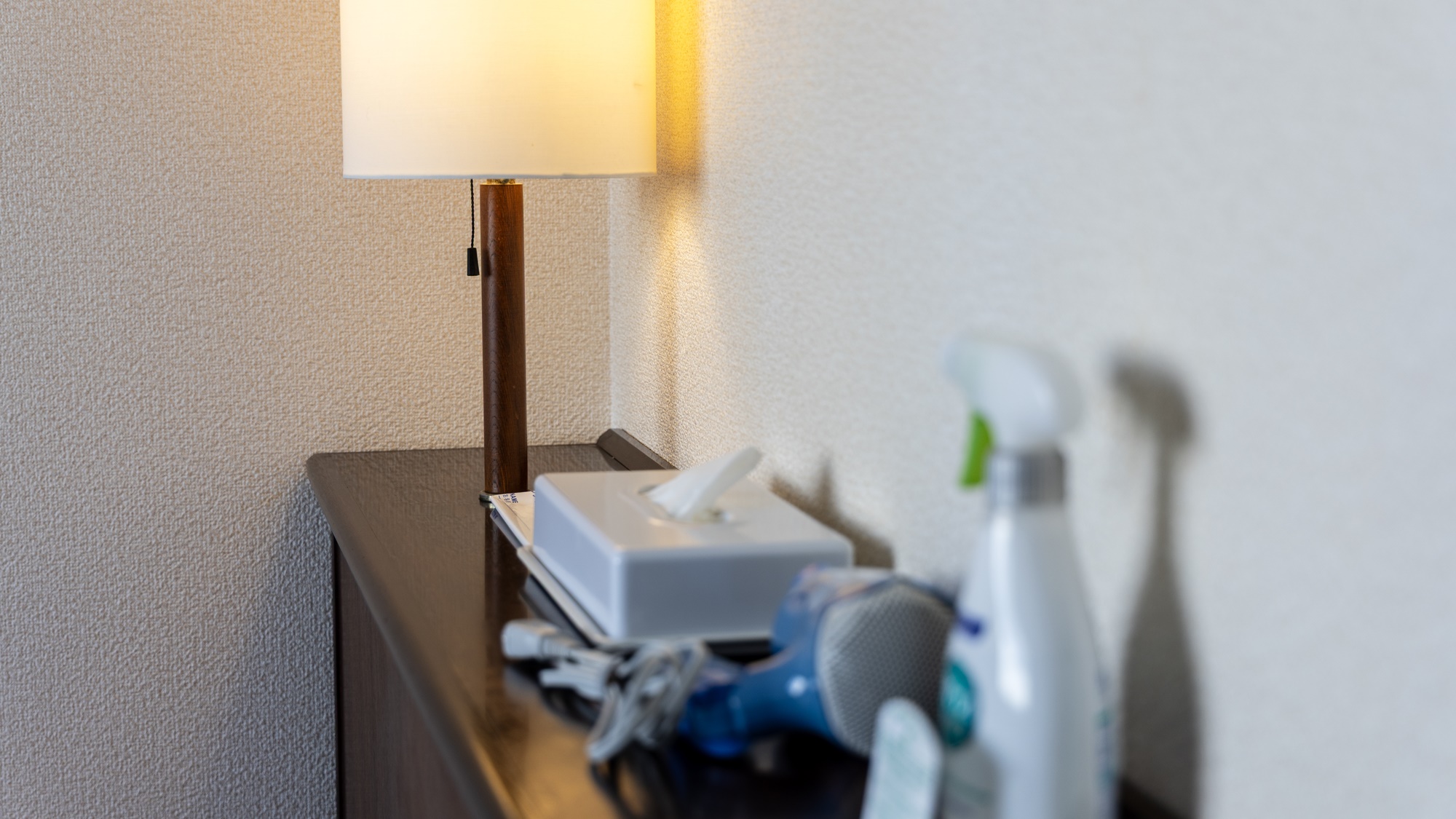 客室には消臭スプレー、ドライヤーもご用意しています。