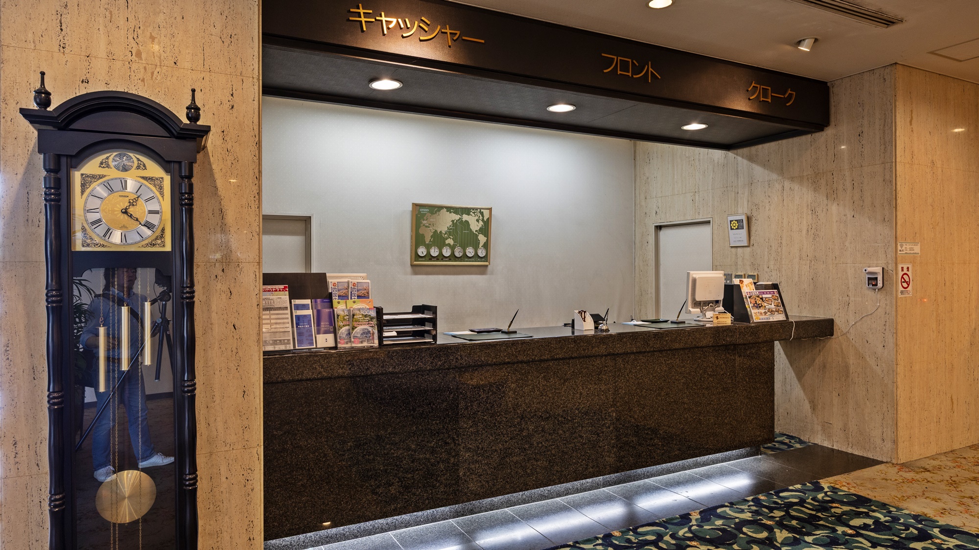 【フロントロビー】木目調&times;やさしい照明。落ち着きと温かみのある空間でお出迎えします。