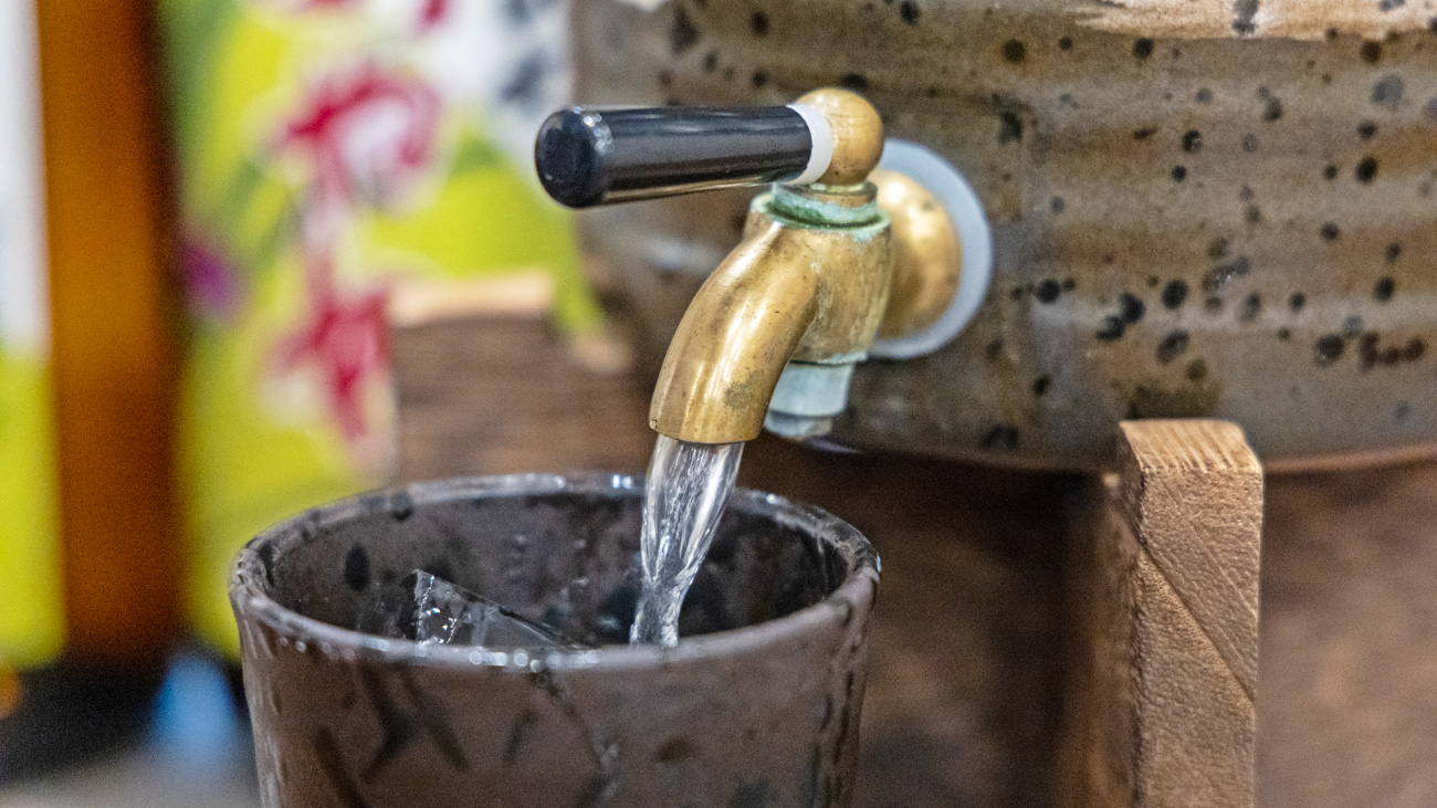 【焼酎サービス】氷を入れて、ロックで一杯。地元焼酎をセルフで楽しめる贅沢時間をどうぞ。