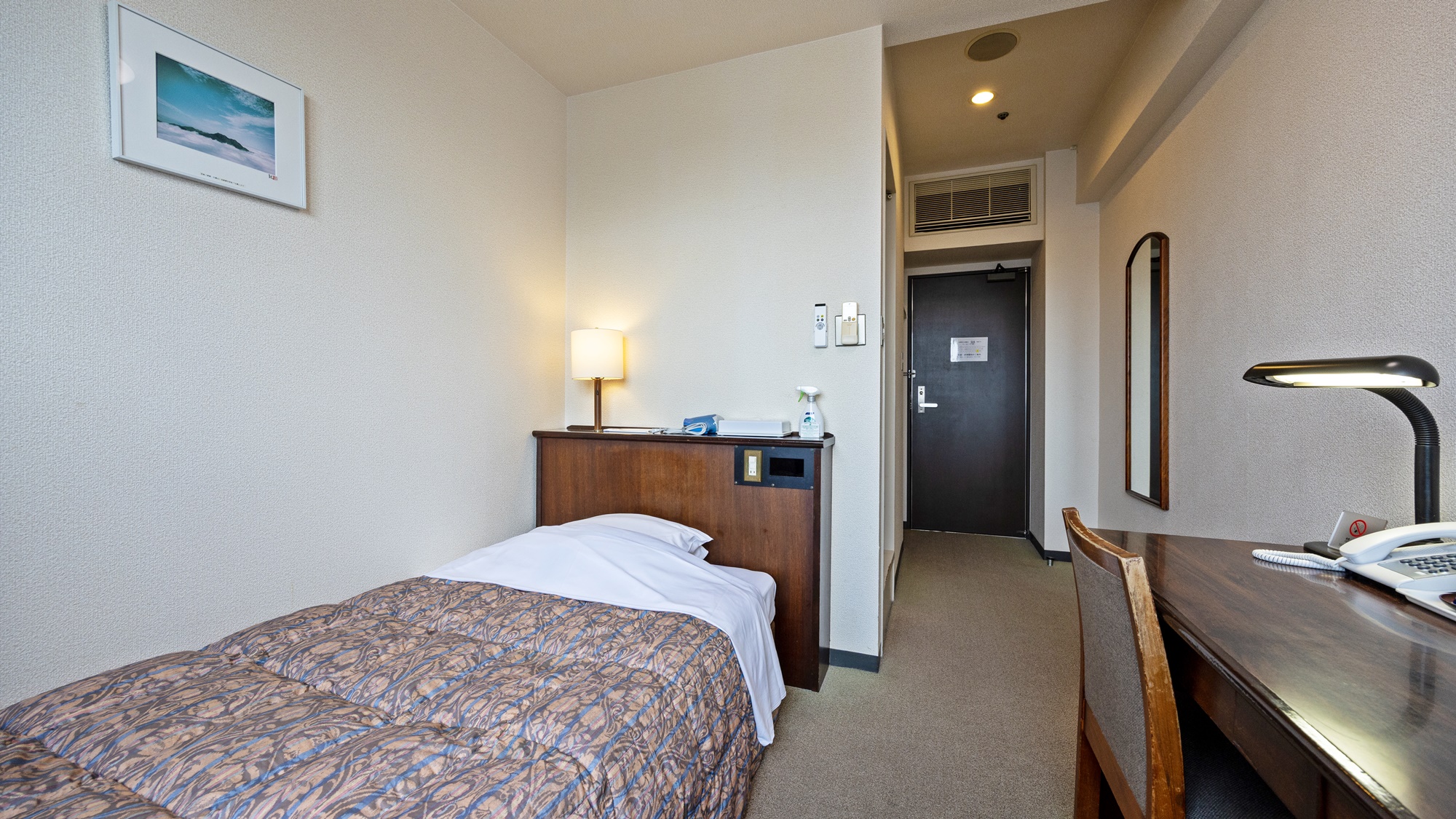 【シングルルーム】14㎡、Wi-Fi完備、調光付照明、有料VOD有、TV32インチ