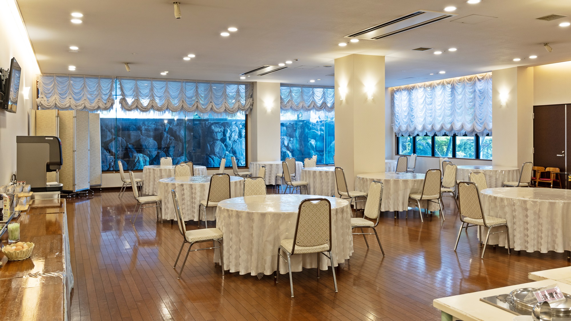 【朝食会場】清潔感あふれる広々空間。落ち着いた雰囲気の中で朝食タイムをゆったりと。