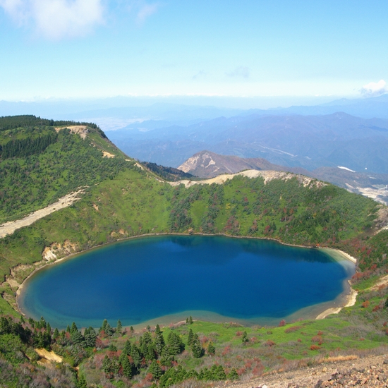 観光地：一切経山　水面が神秘的なコバルトブルーに変化する一切経山の“魔女の瞳”