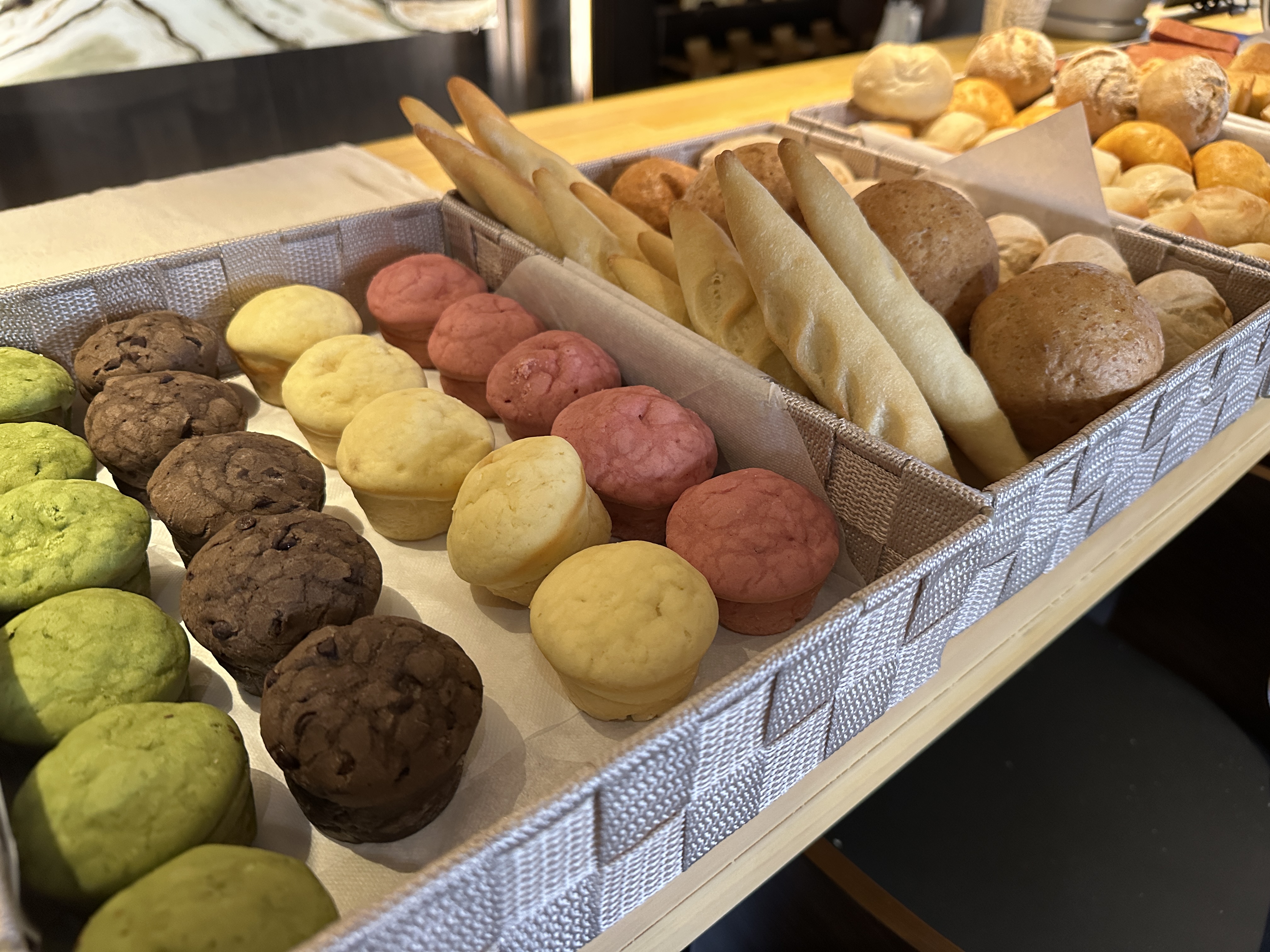 期間限定で朝食無料サービス中です♪数種類のパンの中からお好きな物を何個でもお召し上がり頂けます♪