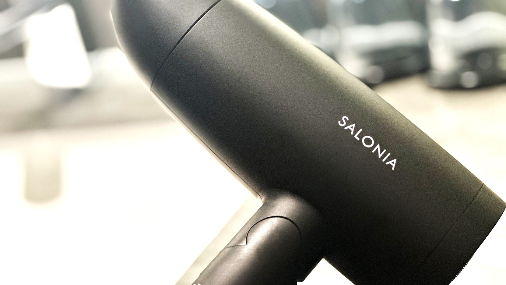 SALONIAのスピーディーイオンドライヤー　～大風量ですばやく乾かし、マイナスイオンがやさしく保護