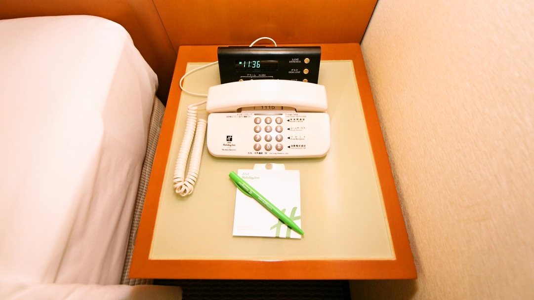 ベッドサイドテーブル※デジタル時計には、室内照明のスイッチがついております。