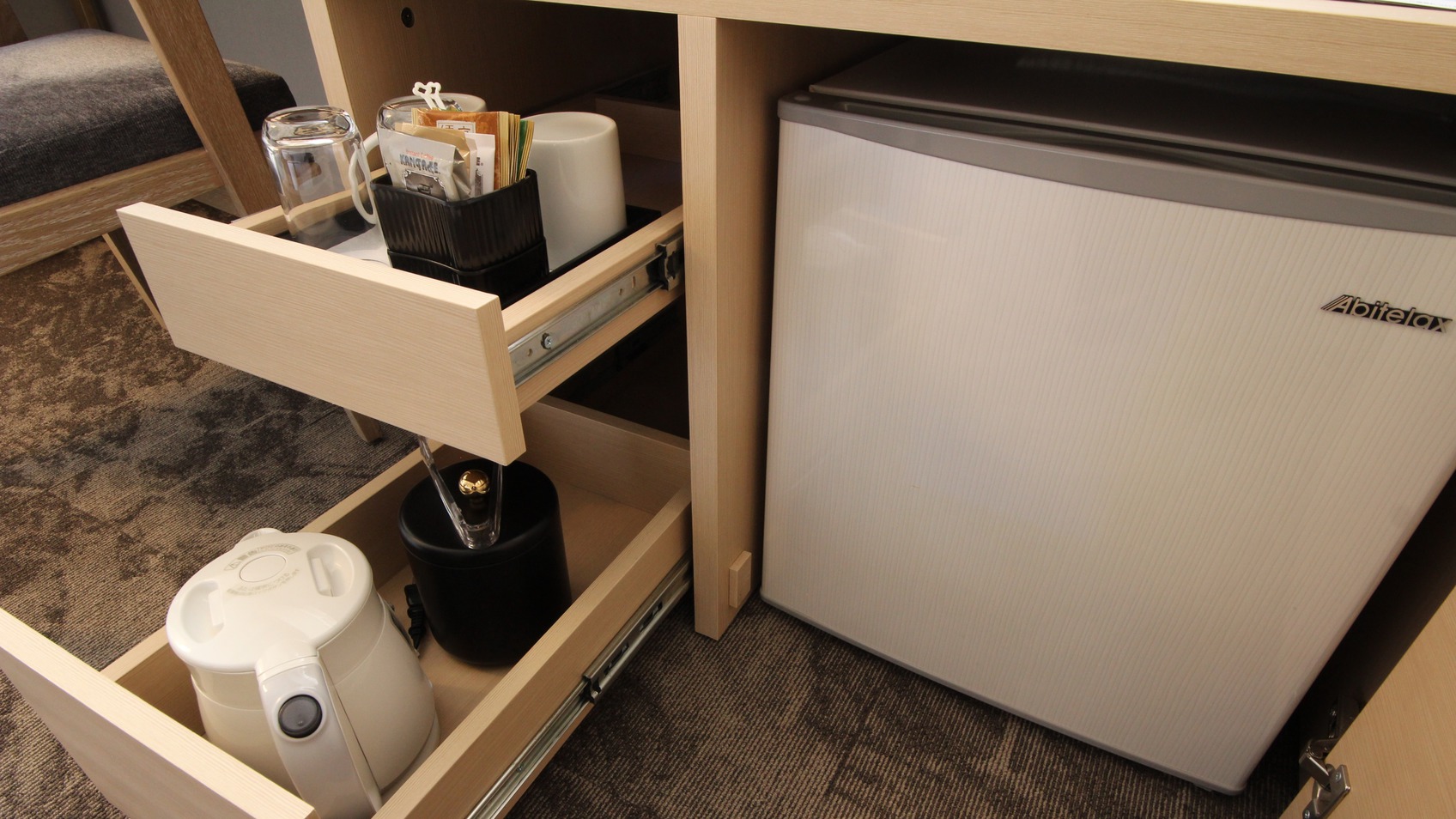 冷蔵庫・湯沸ポット・グラス類はデスクに収納されていいます。