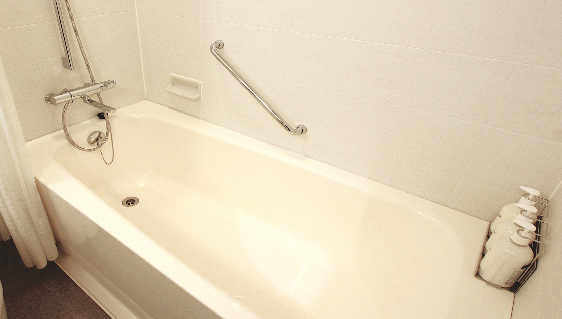 足がの伸ばせる広々バスタブ