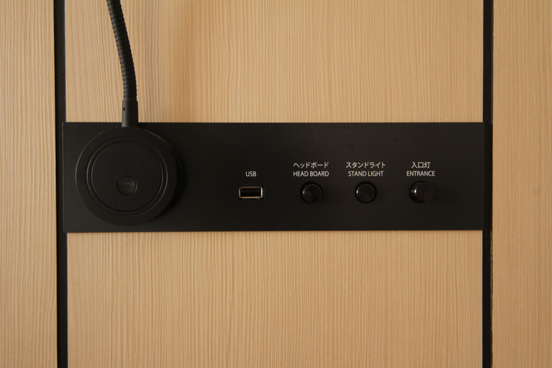 枕元にはUSBポートを設置