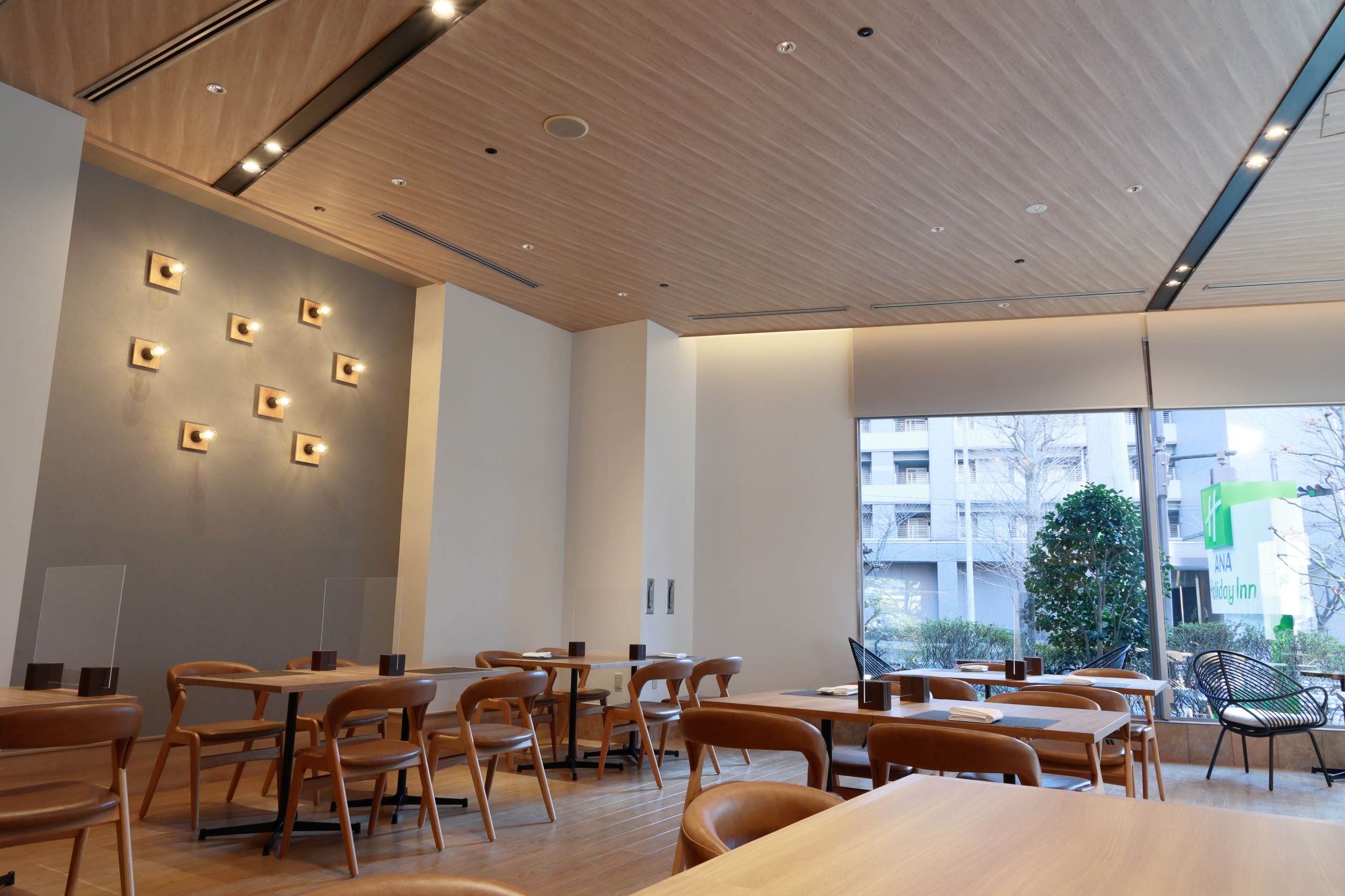 特徴的な壁面の照明部分には仙台市の木であるケヤキを使用しております