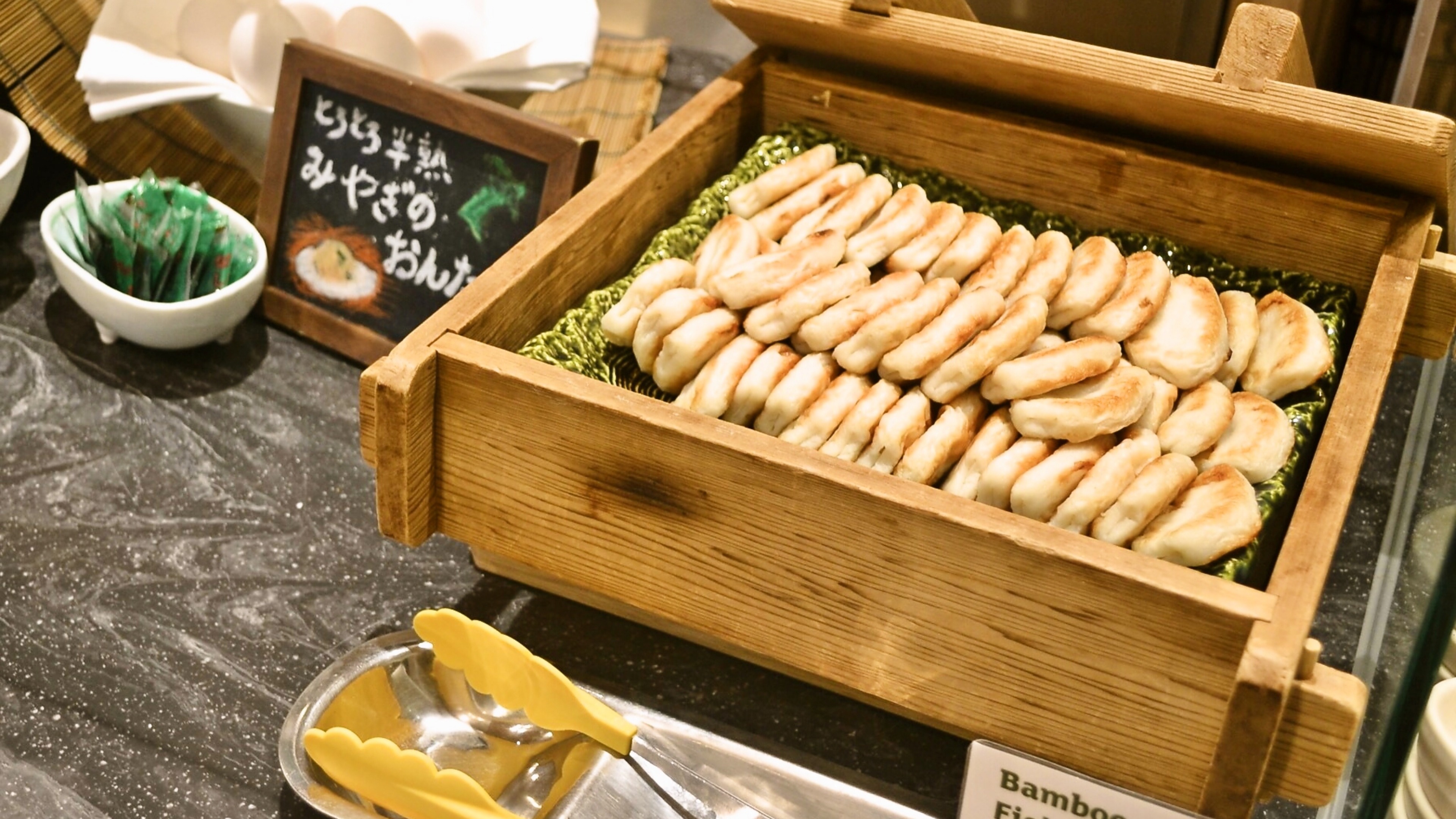 仙台名物のひとつ、”笹かまぼこ”は食べやすい一口サイズ！