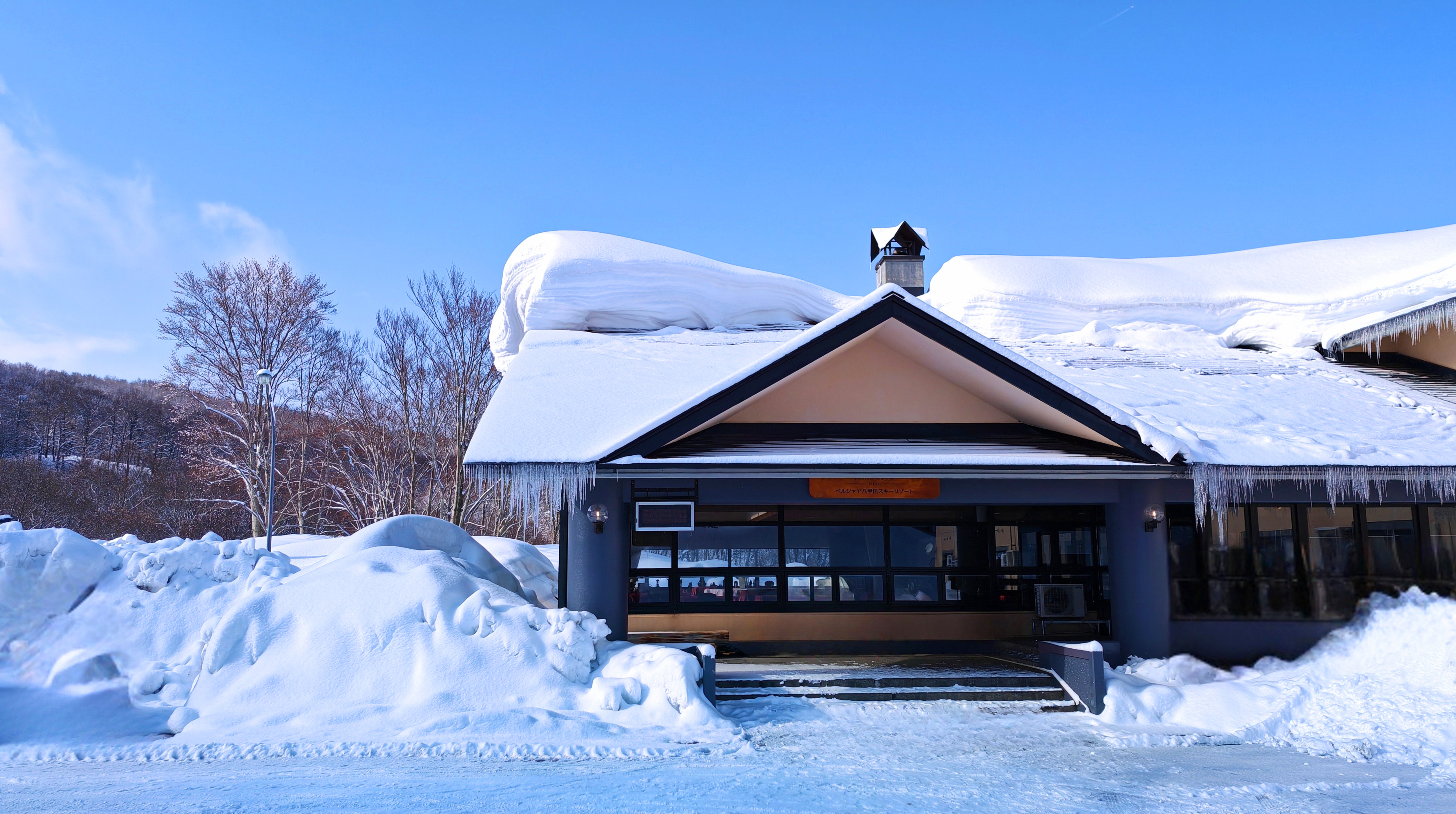 2月、雪の中のホテルエントランスです。