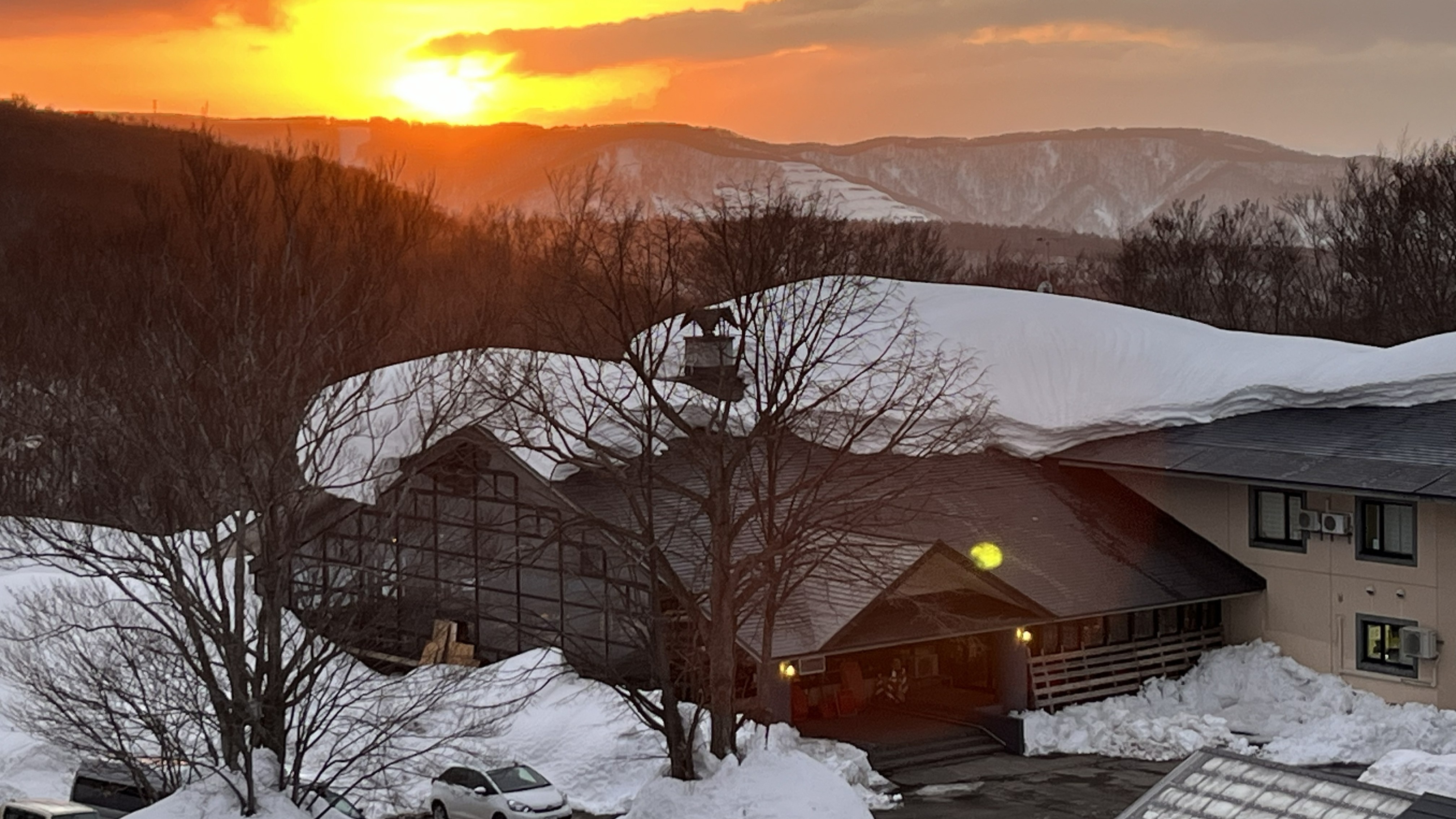 ホテルと夕日
