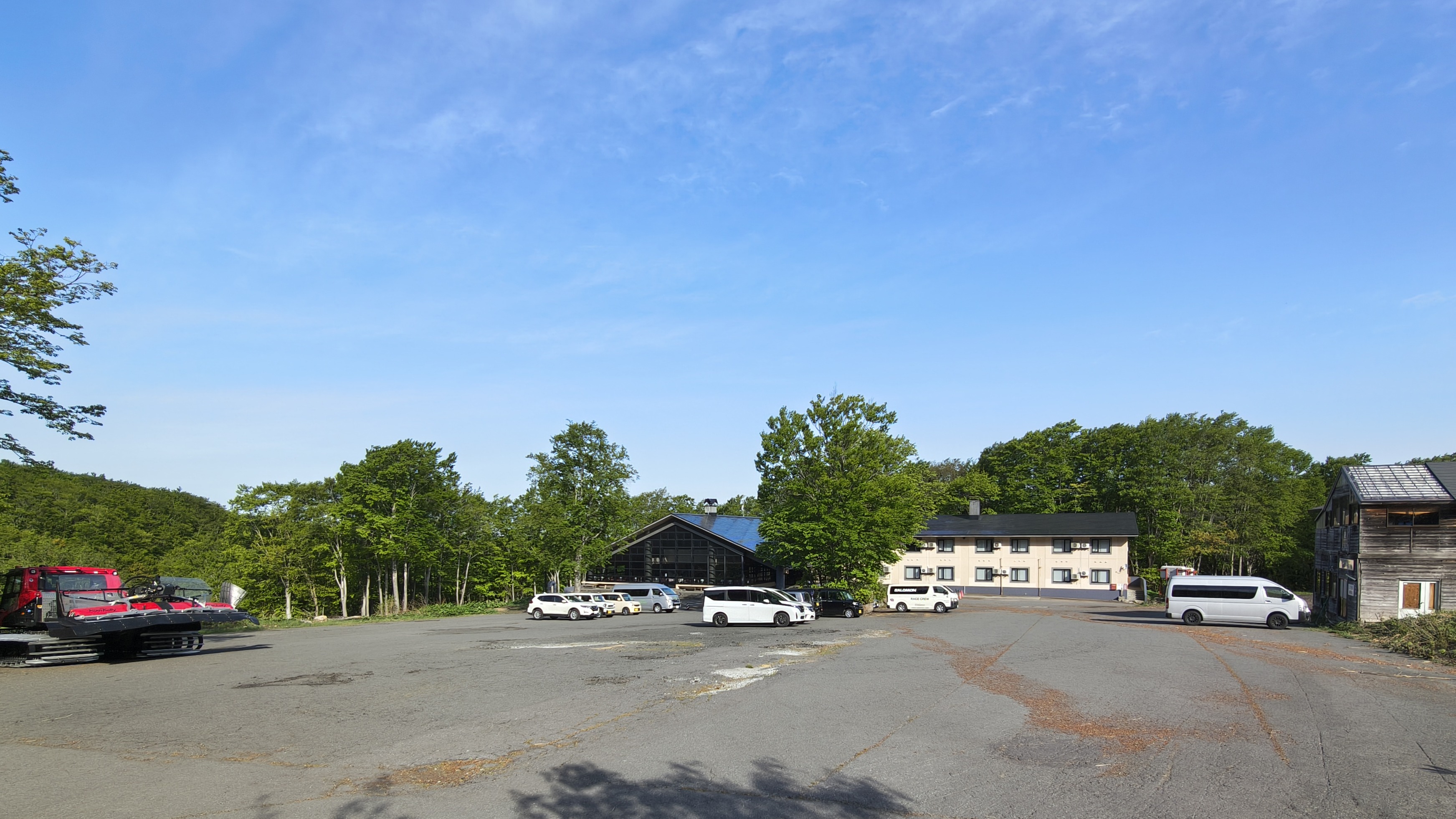 スキー場と兼用の駐車場です。100台駐車可能。バスやトラックでいらっしゃるお客様も駐車できます。