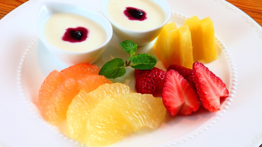 【朝食】ヨーグルトとフルーツの盛り合わせでさっぱり♪
