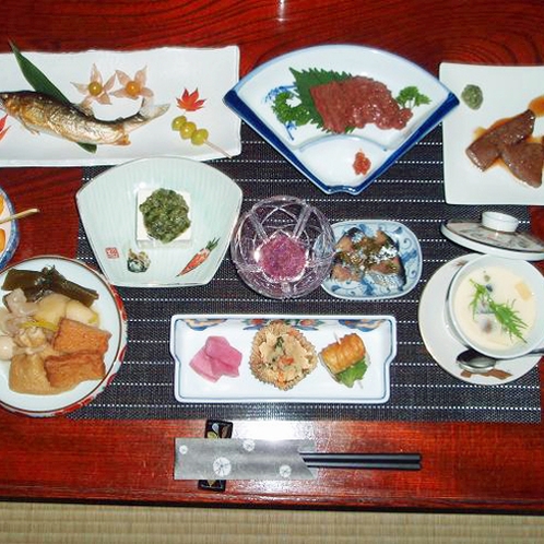 *【夕食全体例／清水屋】会津馬刺し、天然川魚など上質な料理をどうぞ。