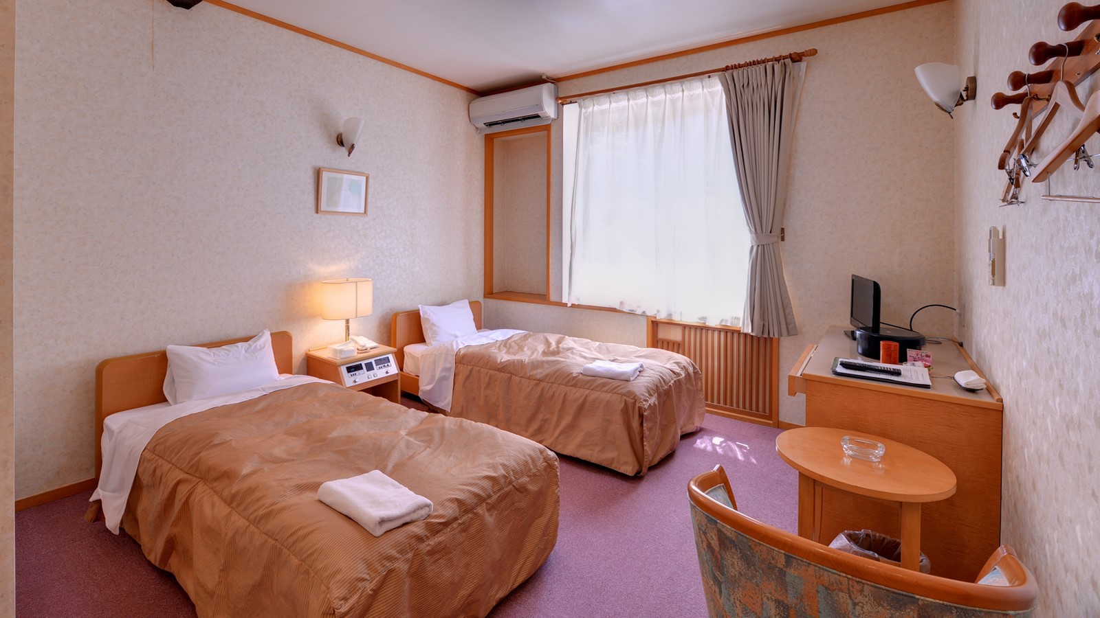 *ツイン（客室一例）／自然豊かな那須高原に佇む当館。朝はさわやかな陽光でお目覚め下さい