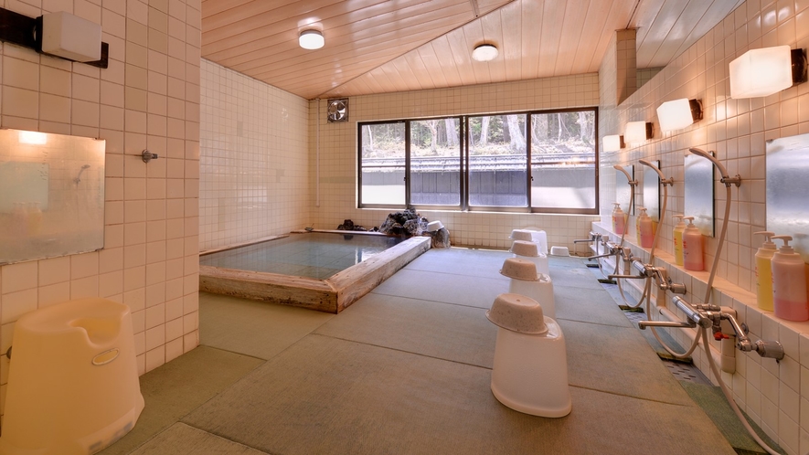 *畳敷きの大浴場/ご宿泊のお客様専用の内湯。畳敷きなので小さいお子様も安心してご入浴いただけます