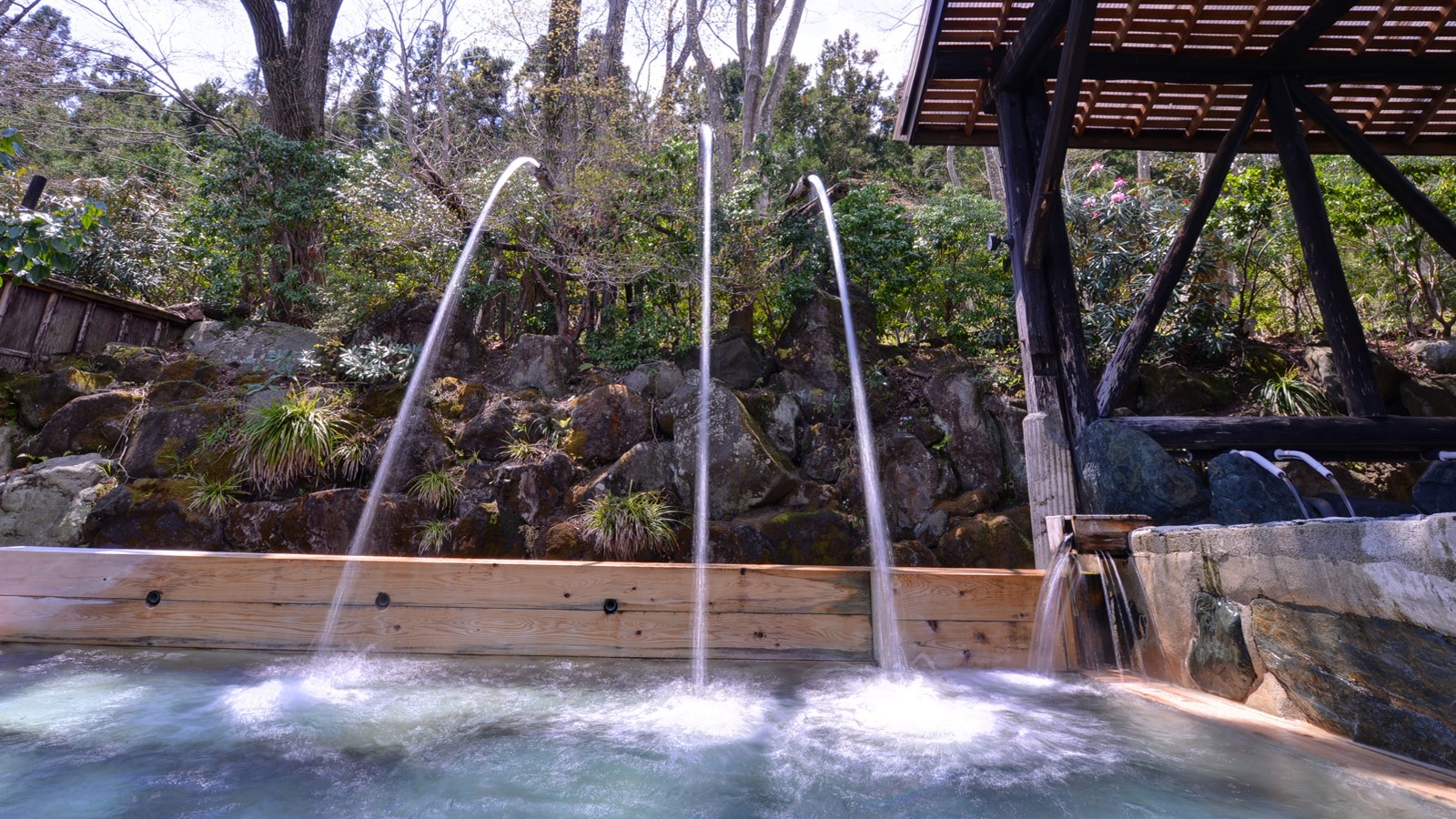 *男湯（露天風呂）／4mの高さから、まさに滝のように流れ落ちる“打たせ湯”