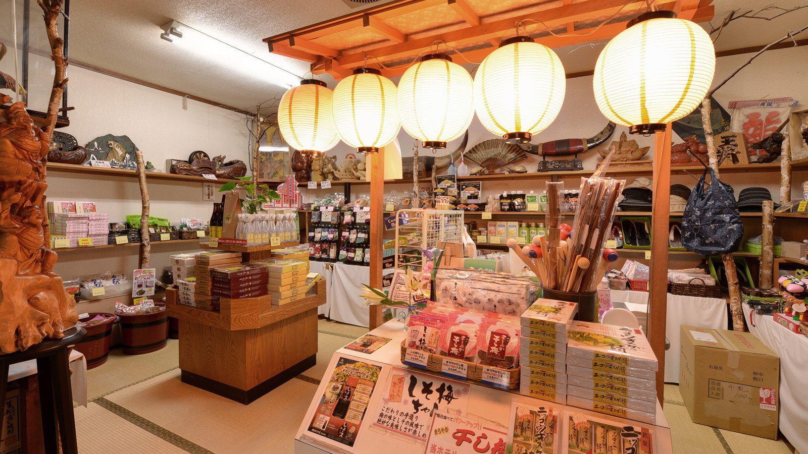 *お土産処/地元の名産品がズラリ!お友達やご家族へのお土産にどうぞ