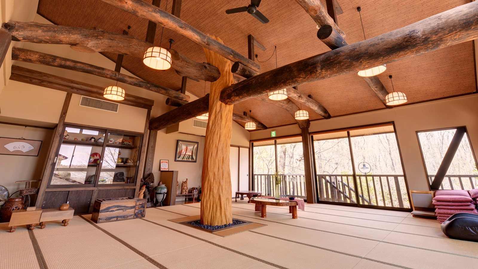 *2F集いの間/心地よい風が吹く休憩スペース。湯上りやトレッキング帰りのひと休みにご利用下さい