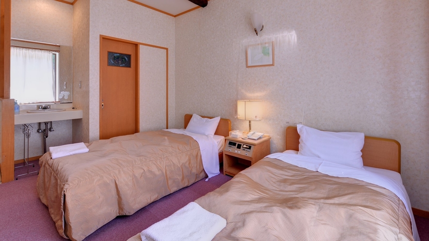 *ツイン（客室一例）／自然豊かな那須高原に佇む当館。朝はさわやかな陽光でお目覚め下さい