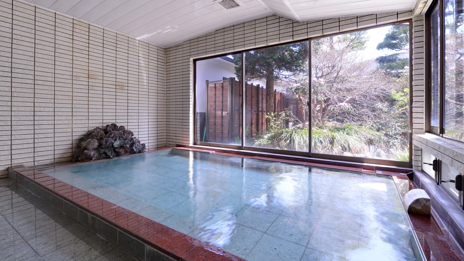 *女湯(内湯)/惜しみなく溢れ出る源泉は、低張性アルカリ性高温泉。元湯の心地よさをご堪能下さい