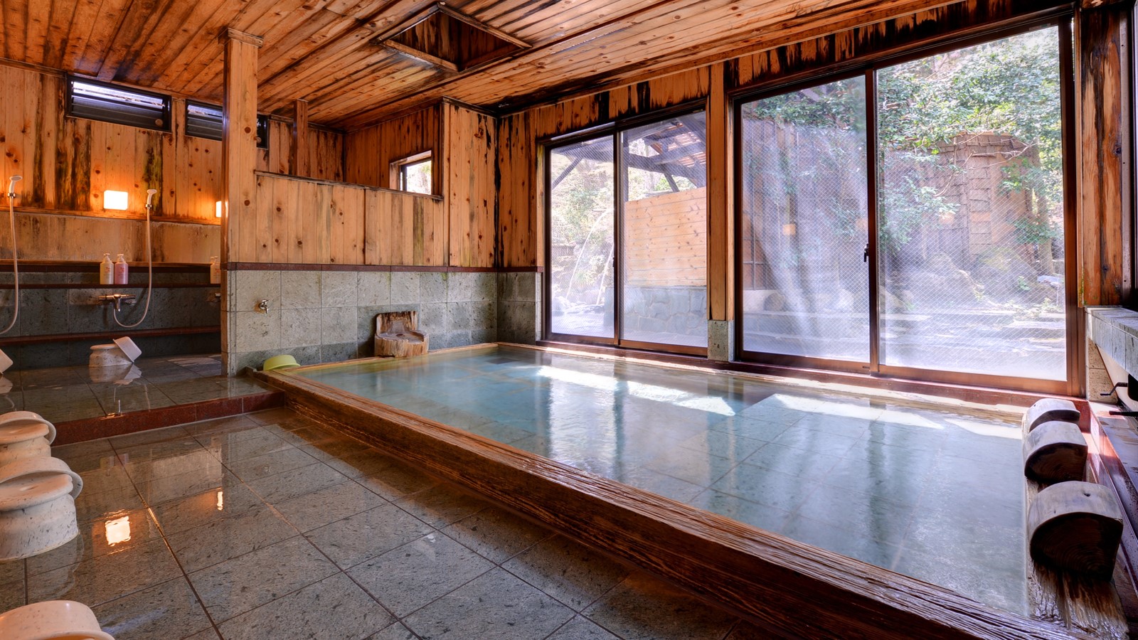 *男湯(内湯)/源泉があふれる贅沢な檜風呂。肌に染み入る元湯の心地よさをご堪能ください